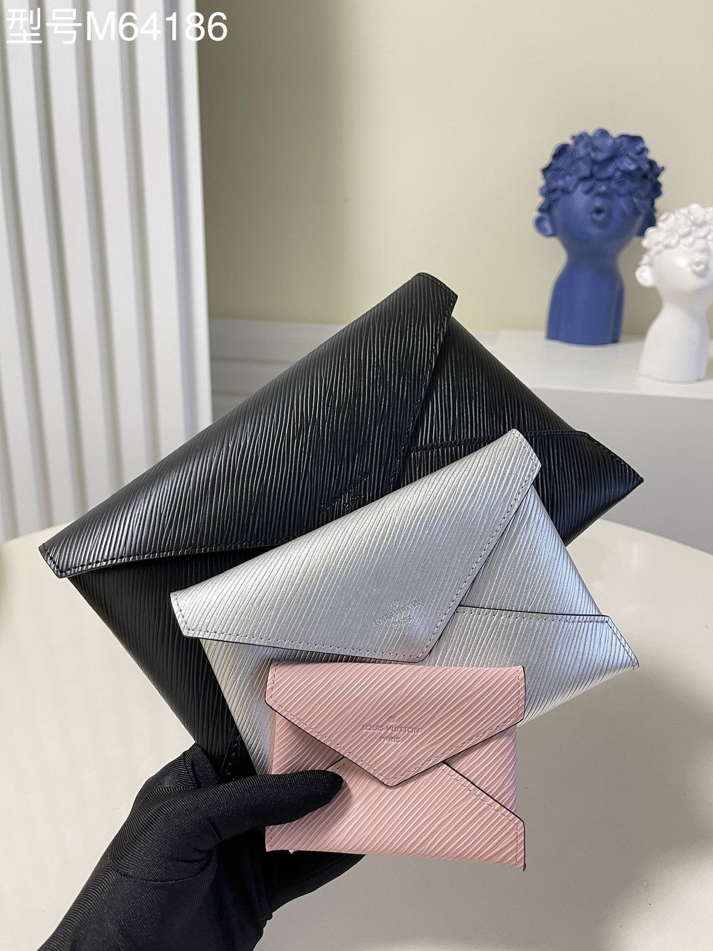 NO:397066,【Exclusive real photo M64186】Three-piece multi-purpose handbag Design inspired by the Louis Vuitton Fashion Show invitation letter from Nicolas Ghesquière. This Pochette Kirigami handbag is made of classic Epi leather and contains three separate envelopes that can be stored together. Large storage bags can be used for iPad or daily belongings, medium-sized mountable passports, small mountable cards and change. 15.5 x 11.5 x 0.5 cm (Length x Height x Width) c.,LV [Original Leather],louis vuitton,louis vuitton19860909【独家实拍M64186】三件套多用手包 设计灵感来自Nicolas Ghesquière的路易威登时装展邀请函,这款Pochette Kirigami手袋以经典Epi皮革打造,含有三个可互相收纳的独立信封.大型的收纳袋可装iPad或日常随身物,中型的可装护照,小型的可装卡片和零钱.15.5 x 11.5 x 0.5 cm (长 x 高 x 宽) c.,LV【原厂皮】,louis vuitton,louis vuitton,Bag