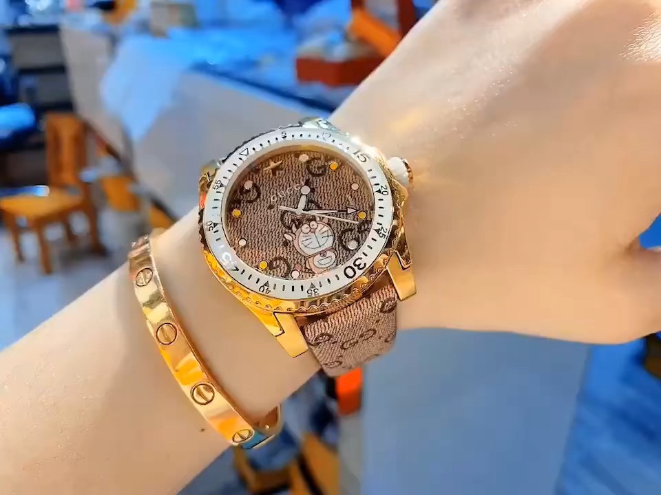 Gucci 古驰 Doraemon x Gucci Dive 联名系列腕表 结合单向旋转表圈潜水表 元素