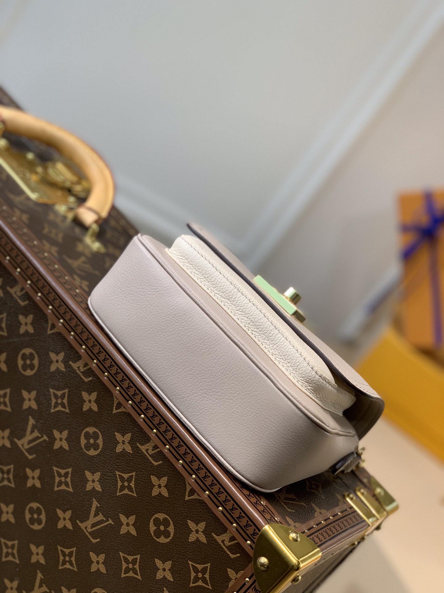 Louis Vuitton LV Lockme Tender cross-body bag M58554灰褐色