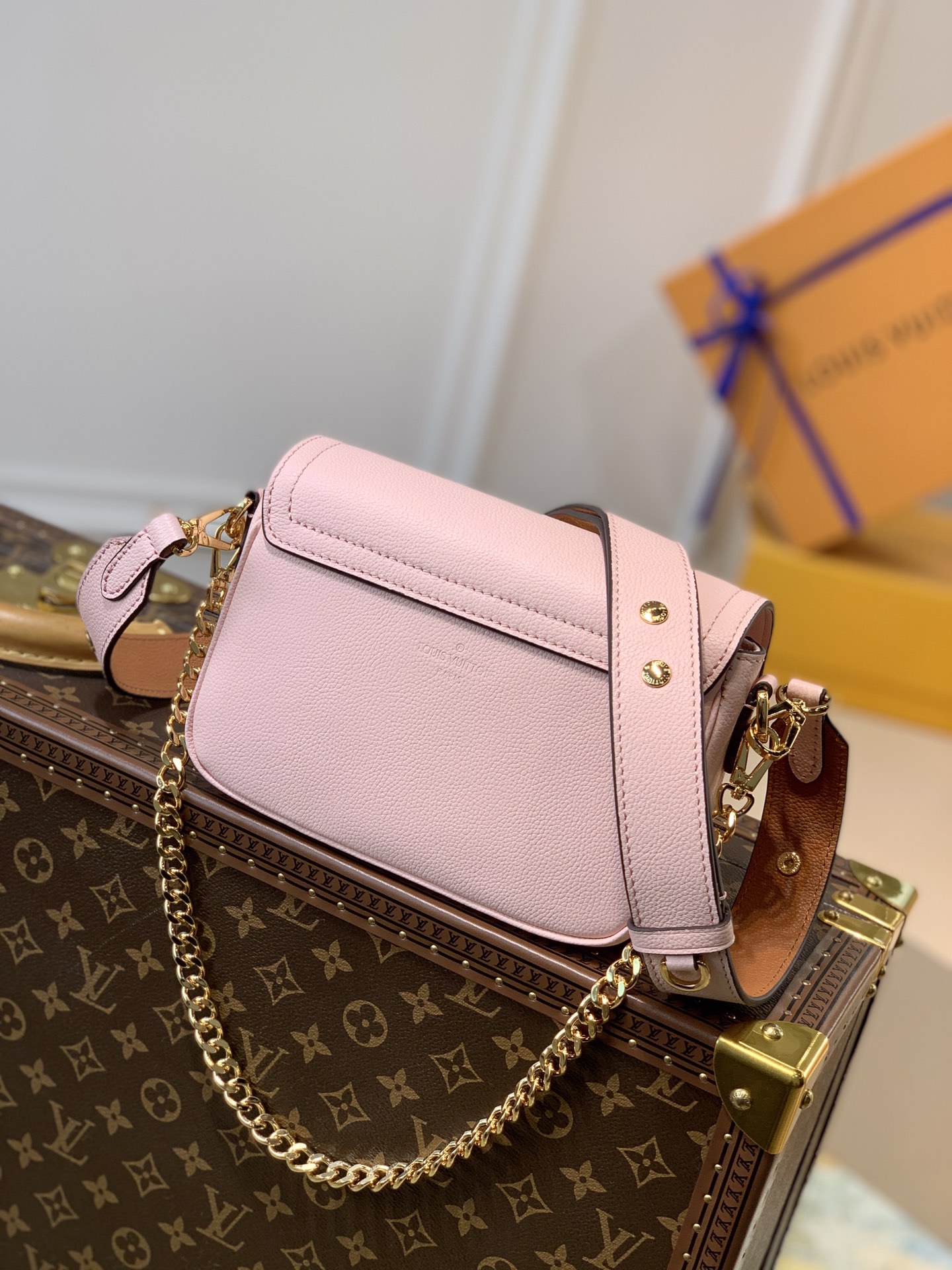 Louis Vuitton LV Lockme Tender cross-body bag M58555粉色
