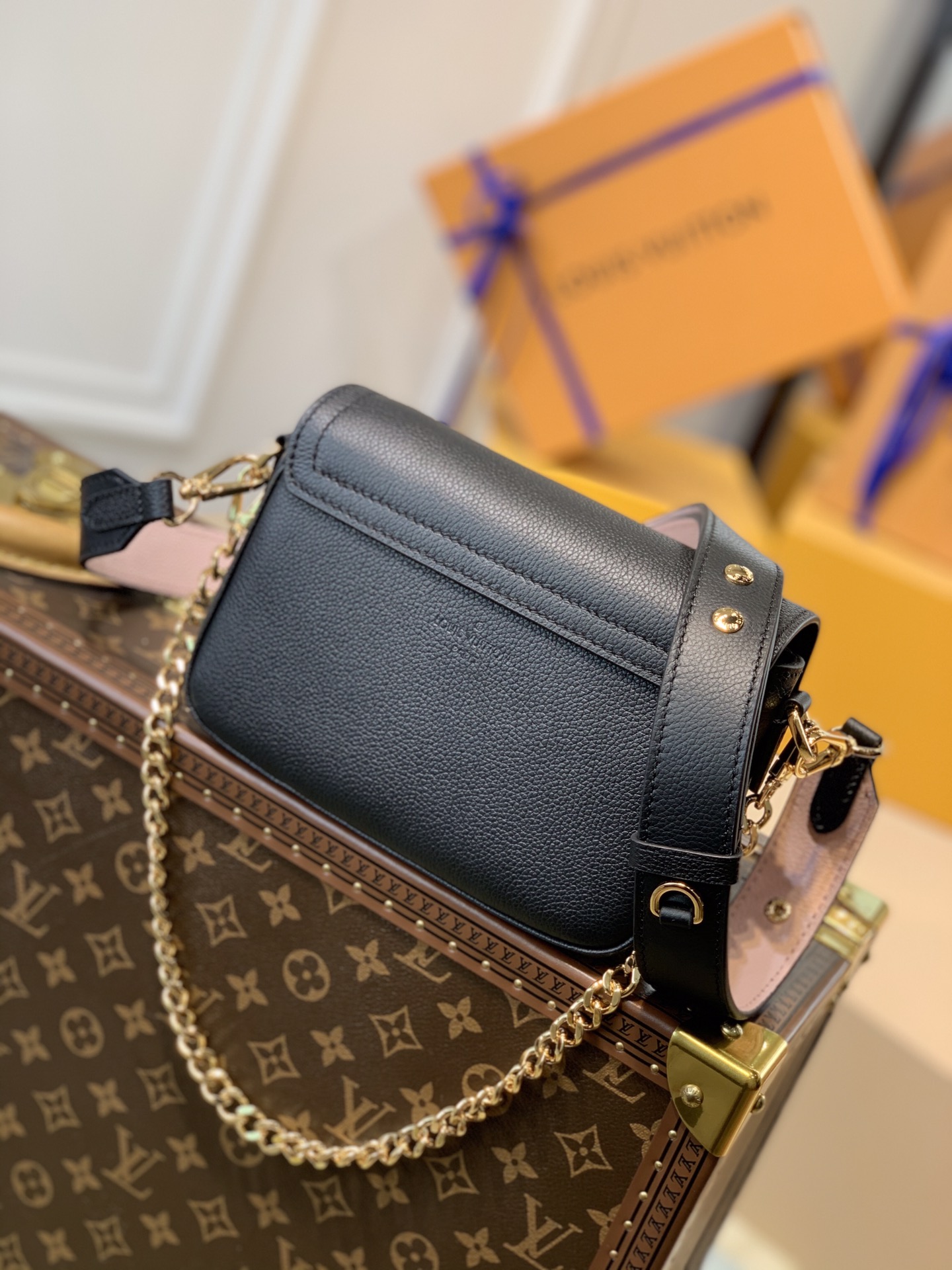 Louis Vuitton LV Lockme Tender cross-body bag M58557黑色