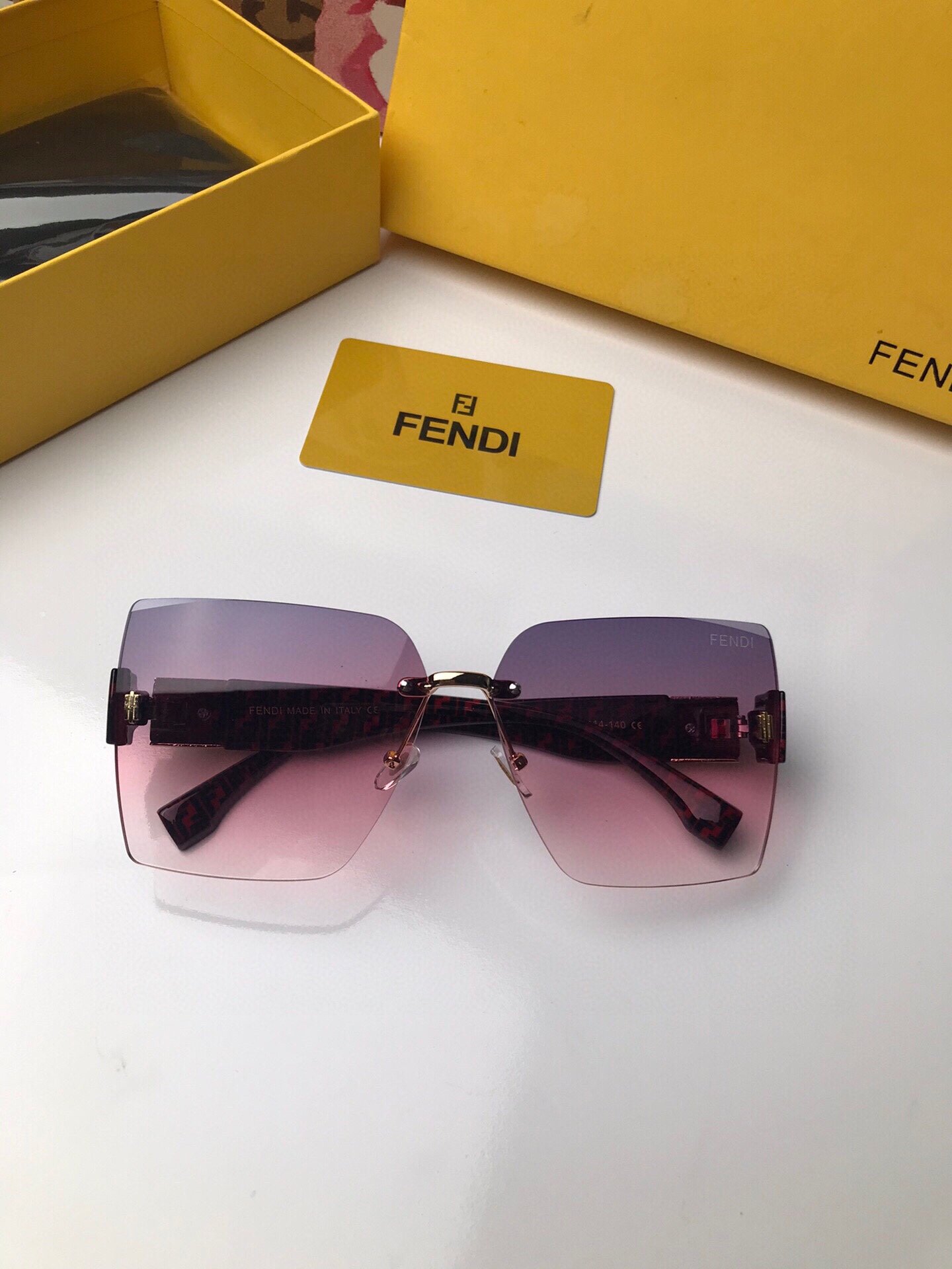 新款:品牌FENDI芬迪女士太阳镜大