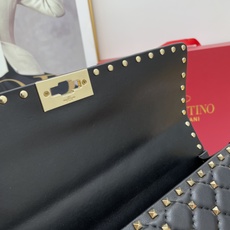大号0128#Valentino 华伦天奴🆕🆕款女士挎包,GARAVANI ROCKSTUD SPIKE 大号0128#Valentino 华伦天奴🆕🆕款女士挎包,GARAVANI ROCKSTUD SPIKE