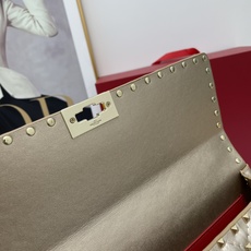 大号0128-1#Valentino 华伦天奴🆕🆕款女士挎包,GARAVANI ROCKSTUD SPI 大号0128-1#Valentino 华伦天奴🆕🆕款女士挎包,GARAVANI ROCKSTUD SPI