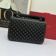 大号0128#Valentino 华伦天奴🆕🆕款女士挎包,GARAVANI ROCKSTUD SPIKE 大号0128#Valentino 华伦天奴🆕🆕款女士挎包,GARAVANI ROCKSTUD SPIKE