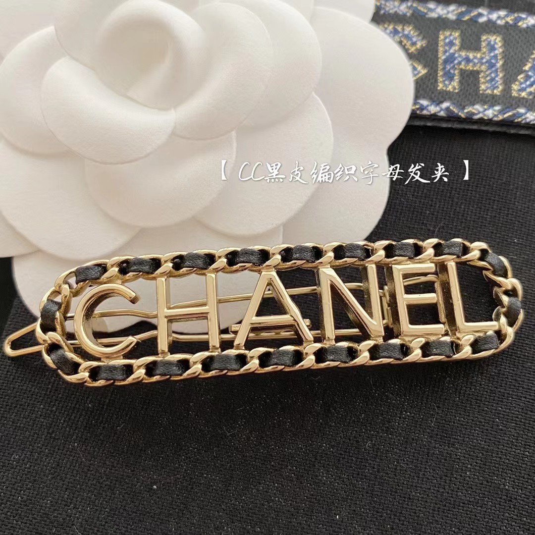 NO:103995,[Original single heavyweight recommended model] The new leather-woven hairpin design of C home is very classic. It looks really good. I bought it for zp and it is very recommended. Chanel hairpins, chanel, chanel, hairpins19860909【原单重磅推荐款】 C家新款穿皮编制发夹非常经典的设计 真的好好看.购入zp开版非常推荐入的哦.,香奈儿发夹,chanel,chanel,hairpins,Jewelry