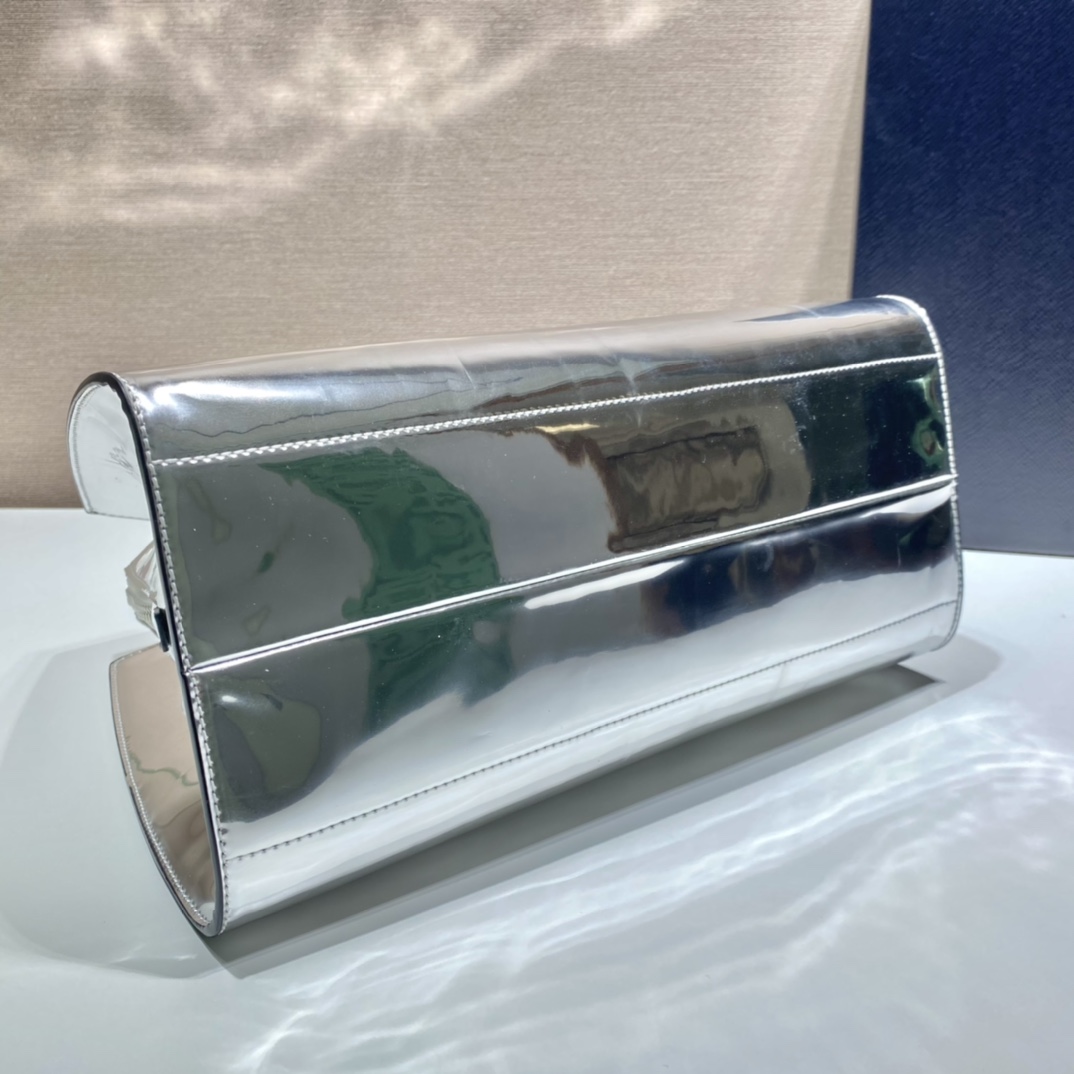 PRADA普拉达亮面皮革手提包1BA328