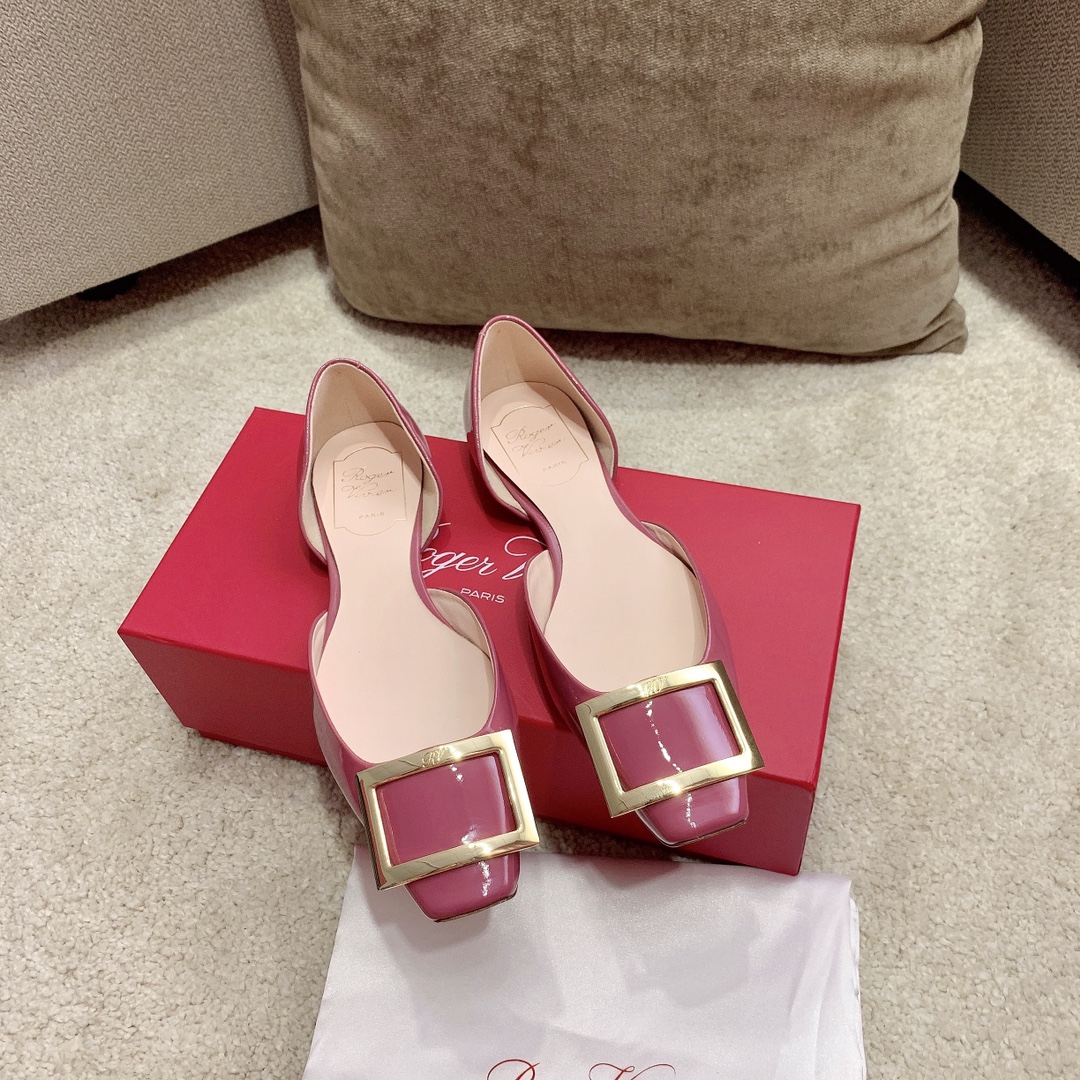 Roger Vivier Belle chaussures à talon carré avec boucle en écaille, moule rond personnalisé, cette paire RV est incroyable