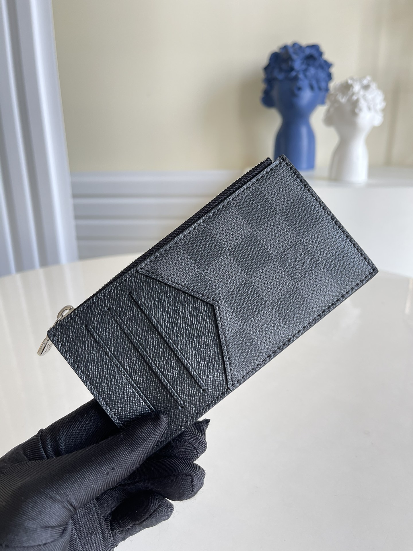 NO:397034,[Exclusive real-life M64038 black] COIN card clip Coin card clip made of Louis Vuitton's iconic black Taiga leather, with a slim appearance and an ideal choice for safe storage of change and banknotes. It has multiple credit card slots and banknote compartments, and also comes with a silver zipper coin bag V., LV [original leather], louis vuitton, louis vuitton19860909【独家实拍M64038黑格】 COIN 卡夹 由路易威登标志性的黑色Taiga皮革裁制而成的Coin卡夹,外观纤秀利落,安全存放零钱钞票的理想之选.内设多个信用卡插槽与纸币隔层,另配一个银色拉链硬币袋 V.,LV【原厂皮】,louis vuitton,louis vuitton,Bag