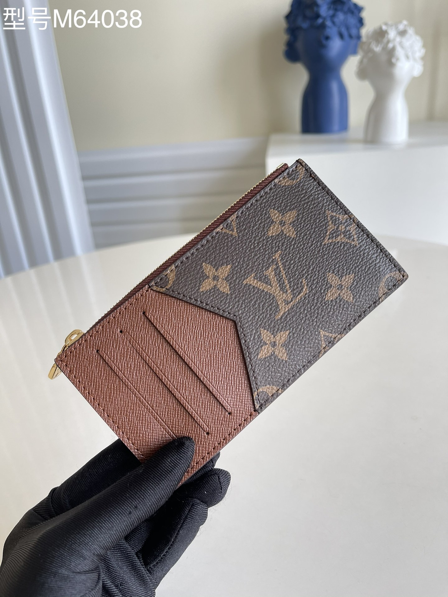 NO:397036,[Exclusive real photo of M64038 presbyterian] COIN card clip made of Louis Vuitton's iconic black Taiga leather. It has a slim appearance and is ideal for safe storage of change and banknotes. It has multiple credit card slots and banknote compartments, and also comes with a silver zipper coin bag V., LV [original leather], louis vuitton, louis vuitton19860909【独家实拍M64038老花】 COIN 卡夹 由路易威登标志性的黑色Taiga皮革裁制而成的Coin卡夹,外观纤秀利落,安全存放零钱钞票的理想之选.内设多个信用卡插槽与纸币隔层,另配一个银色拉链硬币袋 V.,LV【原厂皮】,louis vuitton,louis vuitton,Bag