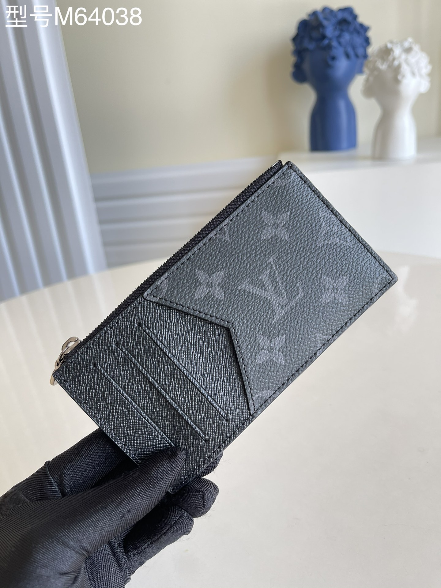 NO:397037,[Exclusive real photo M64038 black flower] COIN card clip A Coin card clip made of Louis Vuitton's iconic black Taiga leather has a slim appearance and is ideal for safe storage of change and banknotes. It has multiple credit card slots and banknote compartments, and also comes with a silver zipper coin bag V., LV [original leather], louis vuitton, louis vuitton19860909【独家实拍M64038黑花】 COIN 卡夹 由路易威登标志性的黑色Taiga皮革裁制而成的Coin卡夹,外观纤秀利落,安全存放零钱钞票的理想之选.内设多个信用卡插槽与纸币隔层,另配一个银色拉链硬币袋 V.,LV【原厂皮】,louis vuitton,louis vuitton,Bag