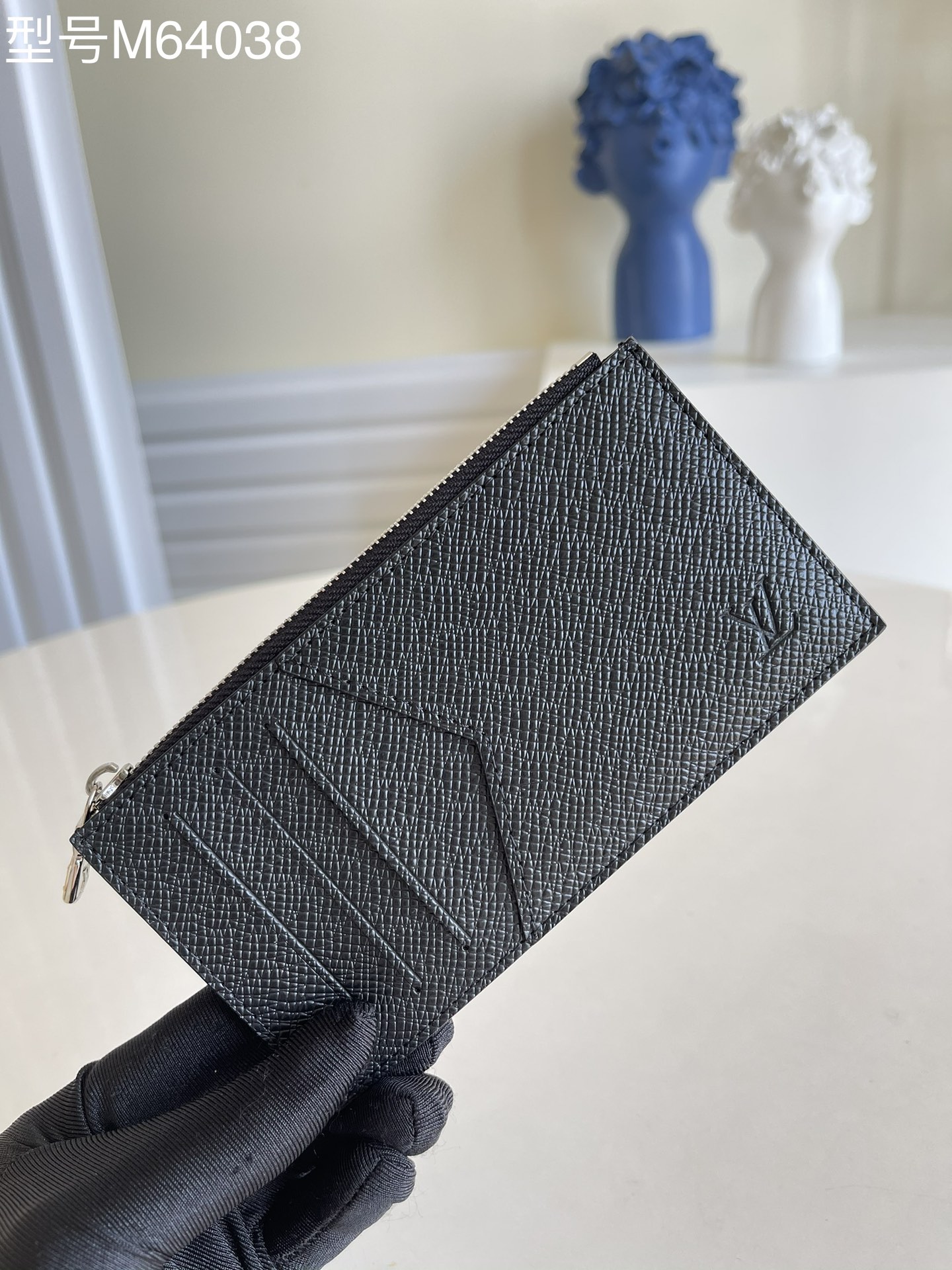 NO:397040,[Exclusive real-life M64038 cross pattern] COIN card clip Coin card clip made of Louis Vuitton's iconic black Taiga leather, with a slim appearance and an ideal choice for safe storage of change and banknotes. It has multiple credit card slots and banknote compartments, and also comes with a silver zipper coin bag V., LV [original leather], louis vuitton, louis vuitton19860909【独家实拍M64038十字纹】 COIN 卡夹 由路易威登标志性的黑色Taiga皮革裁制而成的Coin卡夹,外观纤秀利落,安全存放零钱钞票的理想之选.内设多个信用卡插槽与纸币隔层,另配一个银色拉链硬币袋 V.,LV【原厂皮】,louis vuitton,louis vuitton,Bag