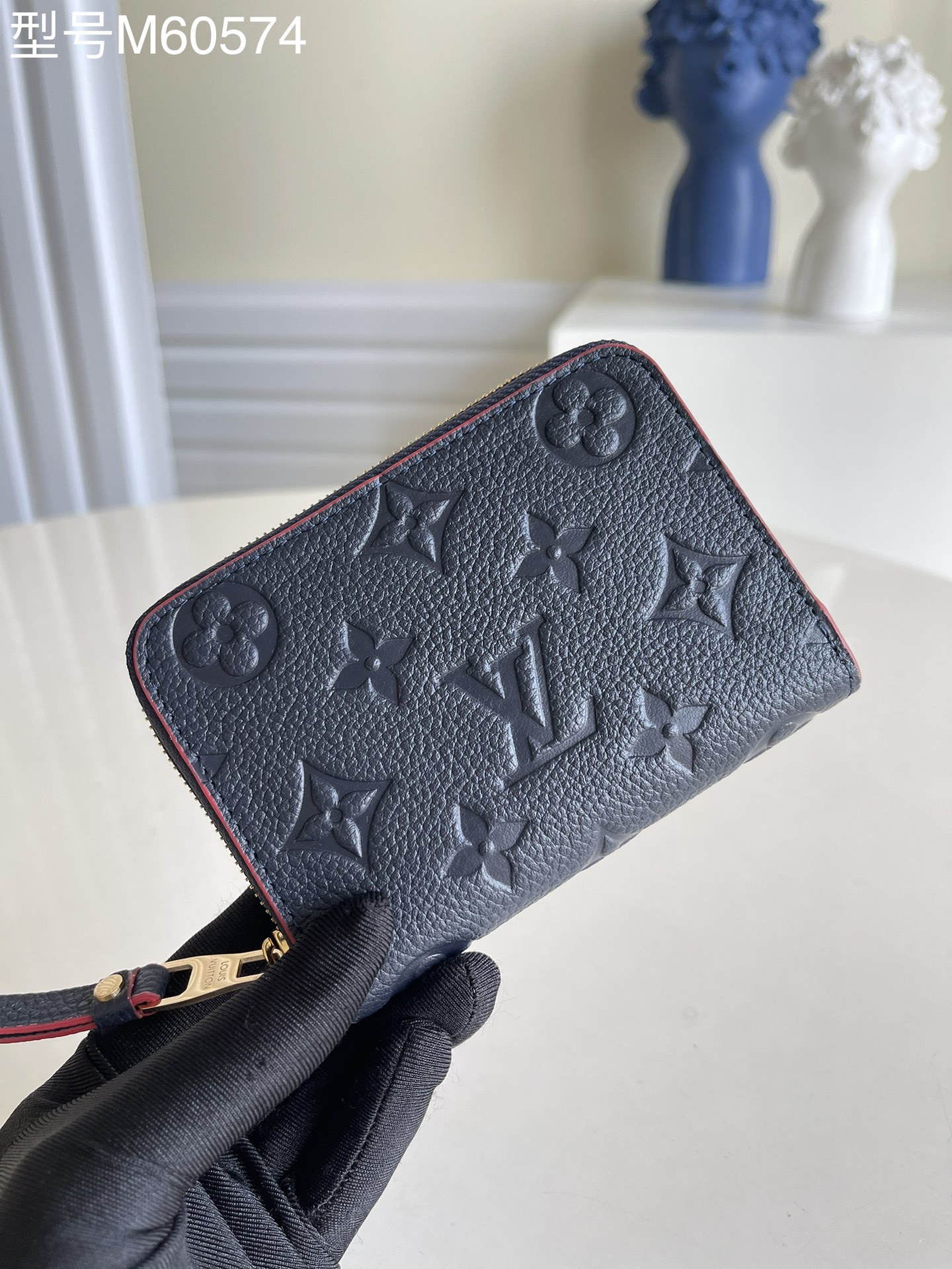 NO:397043,【Exclusive real photo M60574 Navy】This zippy zipper coin wallet provides the ideal choice for urbanites. The packaging is exquisite and compact, and can be used to hold change, credit cards and folded banknotes. Even if the pocket on the body is small, you can easily put it in. 11 x 8 x 1 cm V.260, LV [original leather], louis vuitton, wallets19860909【独家实拍 M60574海军蓝】此款zippy拉链零钱包为都市人提供了最理想的选择.包身精巧紧凑,可以用来装零钱、信用卡和折叠起来的纸币.即使身上的口袋小,也可轻松地将它放入.11 x 8 x 1 cm V.260,LV【原厂皮】,louis vuitton,wallets,Bag