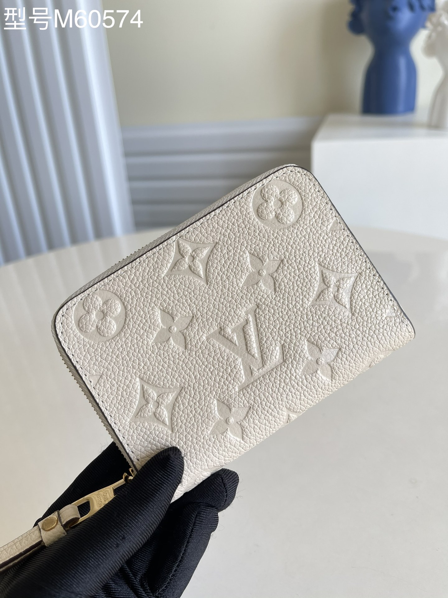 NO:397046,【Exclusive real photo M60574 cream white】This zippy zipper coin wallet provides the ideal choice for urban people. The packaging is exquisite and compact, and can be used to hold change, credit cards and folded banknotes. Even if the pocket on the body is small, you can easily put it in. 11 x 8 x 1 cm V.260, LV [original leather], louis vuitton, wallets19860909【独家实拍 M60574奶油白】此款zippy拉链零钱包为都市人提供了最理想的选择.包身精巧紧凑,可以用来装零钱、信用卡和折叠起来的纸币.即使身上的口袋小,也可轻松地将它放入.11 x 8 x 1 cm V.260,LV【原厂皮】,louis vuitton,wallets,Bag