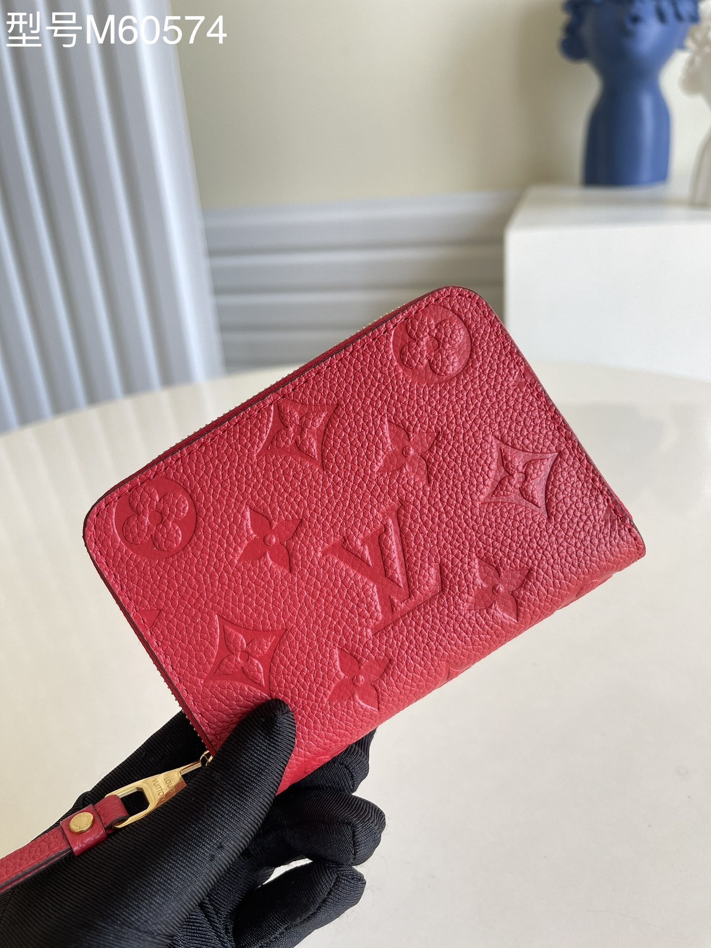 NO:397052,【Exclusive real photo M60574 big red】This zippy zipper coin wallet provides the ideal choice for urban people. The packaging is exquisite and compact, and can be used to hold change, credit cards and folded banknotes. Even if the pocket on the body is small, you can easily put it in. 11 x 8 x 1 cm V.260, LV [original leather], louis vuitton, wallets19860909【独家实拍 M60574大红】此款zippy拉链零钱包为都市人提供了最理想的选择.包身精巧紧凑,可以用来装零钱、信用卡和折叠起来的纸币.即使身上的口袋小,也可轻松地将它放入.11 x 8 x 1 cm V.260,LV【原厂皮】,louis vuitton,wallets,Bag