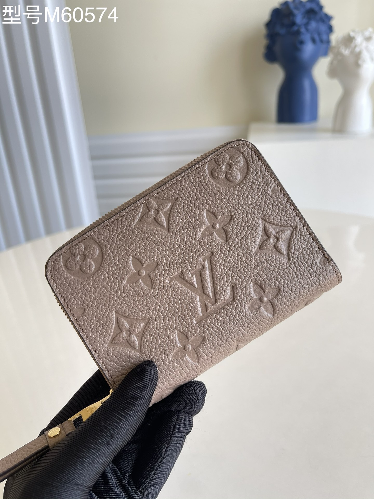 NO:397055,【Exclusive real photo M60574小】This zippy zipper coin wallet provides the ideal choice for urban people. The packaging is exquisite and compact, and can be used to hold change, credit cards and folded banknotes. Even if the pocket on the body is small, you can easily put it in. 11 x 8 x 1 cm V.260, LV [original leather], louis vuitton, wallets19860909【独家实拍 M60574浅咖】此款zippy拉链零钱包为都市人提供了最理想的选择.包身精巧紧凑,可以用来装零钱、信用卡和折叠起来的纸币.即使身上的口袋小,也可轻松地将它放入.11 x 8 x 1 cm V.260,LV【原厂皮】,louis vuitton,wallets,Bag