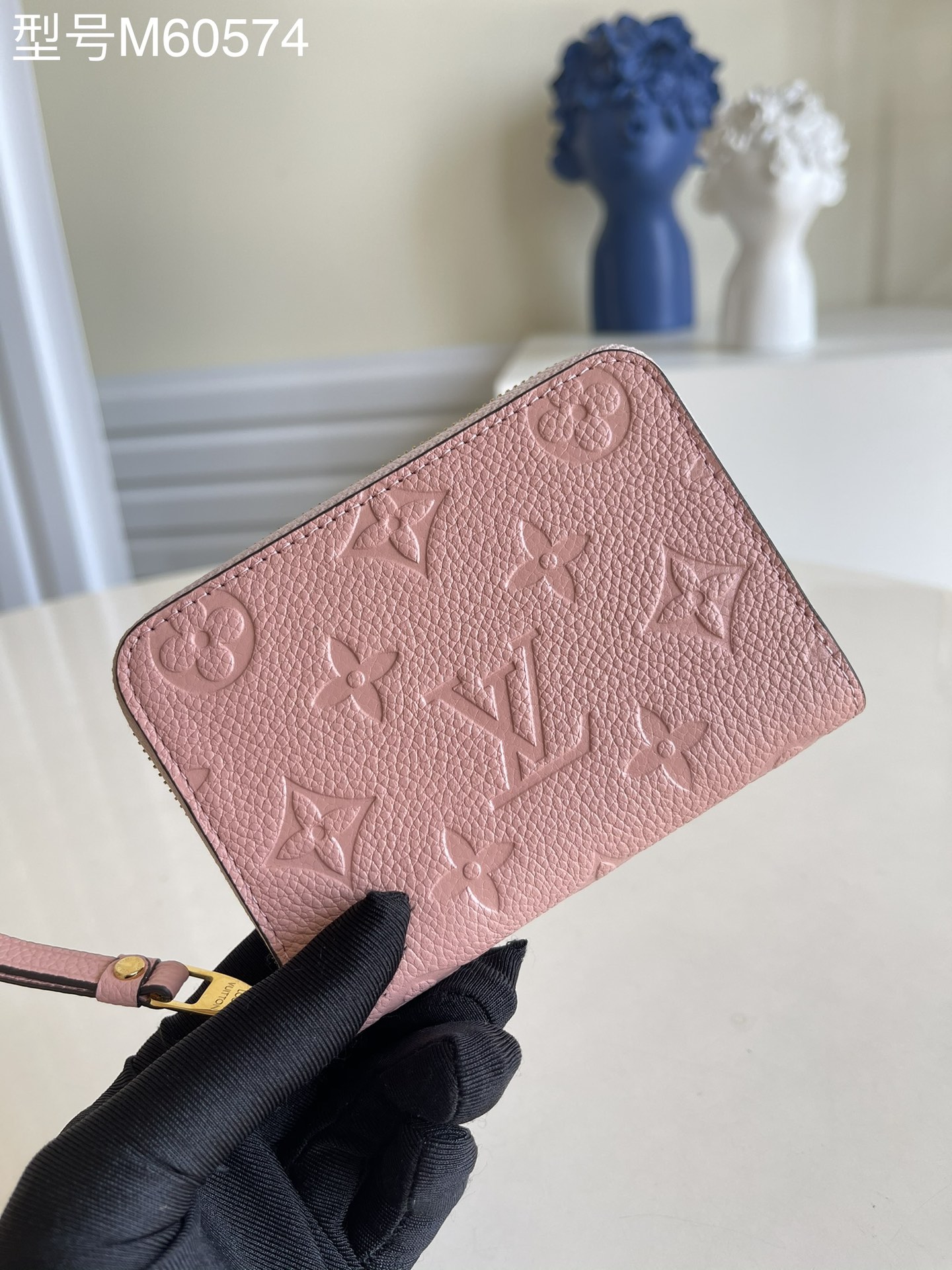 NO:397058,【Exclusive real photo M60574 pink】This zippy zipper coin wallet provides the ideal choice for urban people. The packaging is exquisite and compact, and can be used to hold change, credit cards and folded banknotes. Even if the pocket on the body is small, you can easily put it in. 11 x 8 x 1 cm V.260, LV [original leather], louis vuitton, wallets19860909【独家实拍 M60574粉色】此款zippy拉链零钱包为都市人提供了最理想的选择.包身精巧紧凑,可以用来装零钱、信用卡和折叠起来的纸币.即使身上的口袋小,也可轻松地将它放入.11 x 8 x 1 cm V.260,LV【原厂皮】,louis vuitton,wallets,Bag