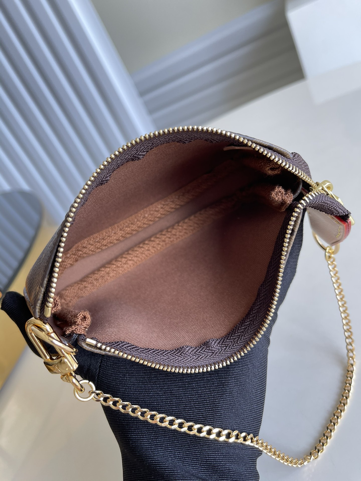 NO:397064,【Exclusive real photo of M58009 presbyterian】 MINI POCHETTE ACCESSORIES small handbag This handbag is suitable for storing cosmetics or various personal belongings. It has a golden brass chain, which buckles the handbag to the handbag or jeans, which is easy to use.4.5 x 9.5 x 4.0 cm (Length x Height x Width) - Damier canvas, chocolate-colored smooth leather edging, red cloth lining - Polished brass accessories - Zipper closure - Polished brass chain, easy to buckle to the handbag or jeans V.,LV [Original leather],louis vuitton,jeans19860909【独家实拍M58009老花】 MINI POCHETTE ACCESSORIES 小手袋 这款小提包适用于收纳化妆品或各色随身物件,设有金色黄铜链条,将提包系扣到手袋或牛仔裤,轻而易举.4.5 x 9.5 x 4.0 cm (长 x 高 x 宽) - Damier帆布,巧克力色滑面皮革包边,红色布衬里- 抛光黄铜配件- 拉链开合- 抛光黄铜链条,方便系扣到手袋或牛仔裤耳 V.,LV【原厂皮】,louis vuitton,jeans,Bag
