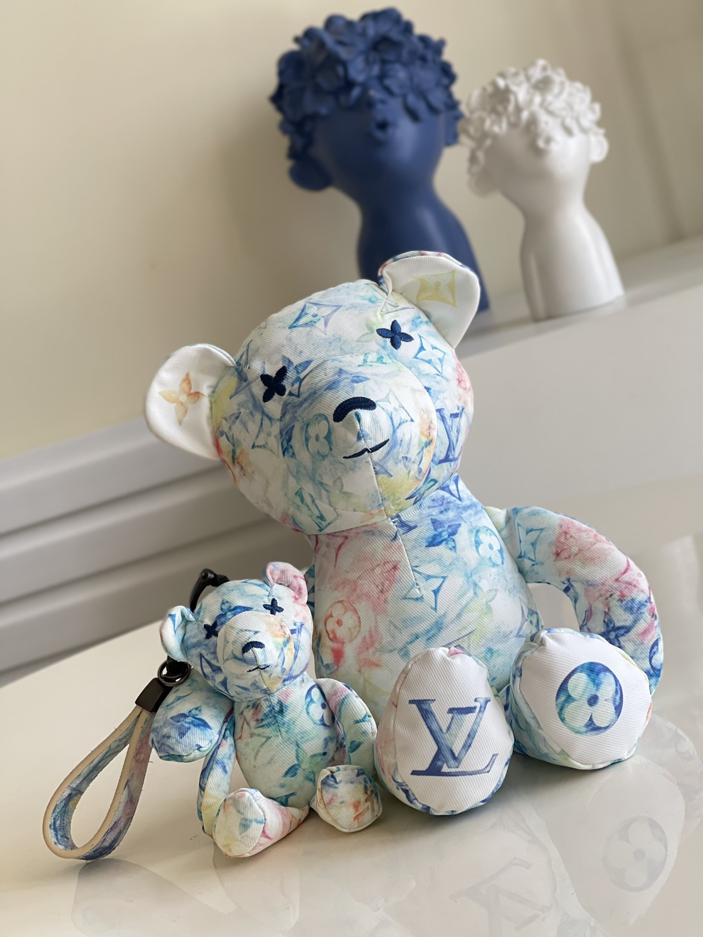 NO:397047,【Exclusive real photo of GI0502 Bear】Donkey Graffiti Bear + Keychain Bear pendant Louis Vuitton and UNICEF jointly launched Doudou Louis dolls, injecting warmth and profound meaning into the Zhenli series. Organic cotton presents LV letters and Monogram flowers, aiming to evoke children's innocent smiles. Dimensions 16 x 24 x 10 cm (length x height x width) I.,LV [original leather],louis vuitton,louis vuitton,louis vuitton,louis vuitton,louis vuitton,louis vuitton,louis vuitton,louis vuitton,louis vuitton,louis vuitton,louis vuitton,louis vuitton,louis vuitton,louis vuitton,louis vuitton,keychain19860909【独家实拍GI0502小熊】 驴家涂鸦小熊+钥匙扣小熊挂件 路易威登与联合国儿童基金会携手推出 Doudou Louis 玩偶,为甄礼系列注入脉脉温情和深远意义.有机棉呈现 LV 字母和 Monogram 花卉,旨在唤起孩子们的童真笑颜.尺寸16 x 24 x 10 厘米(长度 x 高 x 宽) I.,LV【原厂皮】,louis vuitton,louis vuitton,louis vuitton,louis vuitton,louis vuitton,keychain,Bag