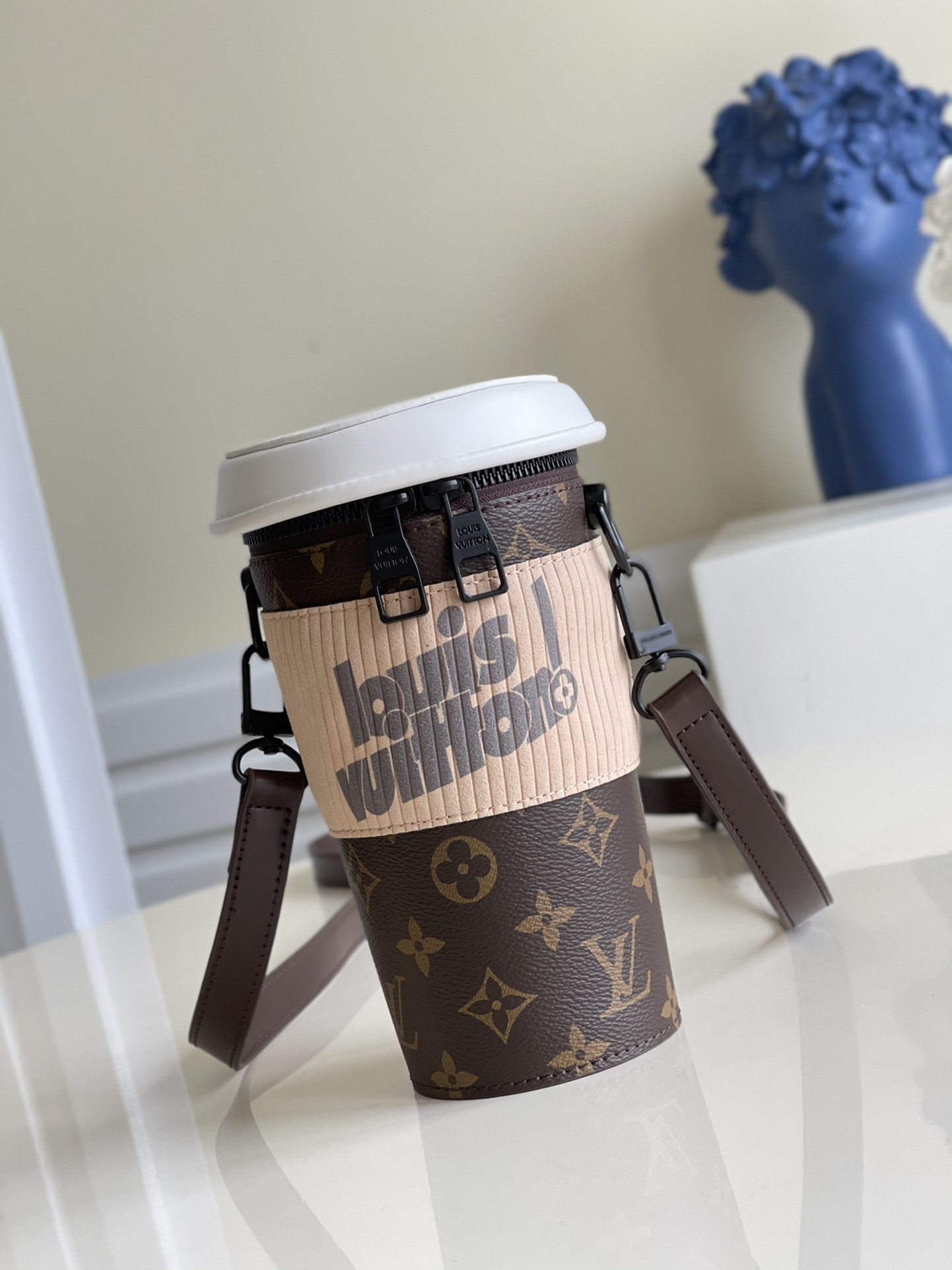 NO:397050,【Exclusive real shot, coffee cup bag】 Louis Vuitton mobile phone bag shoulder strap adjustable length, casual style, plenty of space, cross-back, one-shoulder back, really exquisite, really nice touch, size 20×13 I.360, LV【Original leather】, louis vuitton, louis vuitton19860909【独家实拍 咖啡杯包包】 路易威登手机包肩带可调节长短 休闲风 空间充足 斜背 单肩背 确实精致 手感真的很赞 尺寸20×13 I.360,LV【原厂皮】,louis vuitton,louis vuitton,Bag