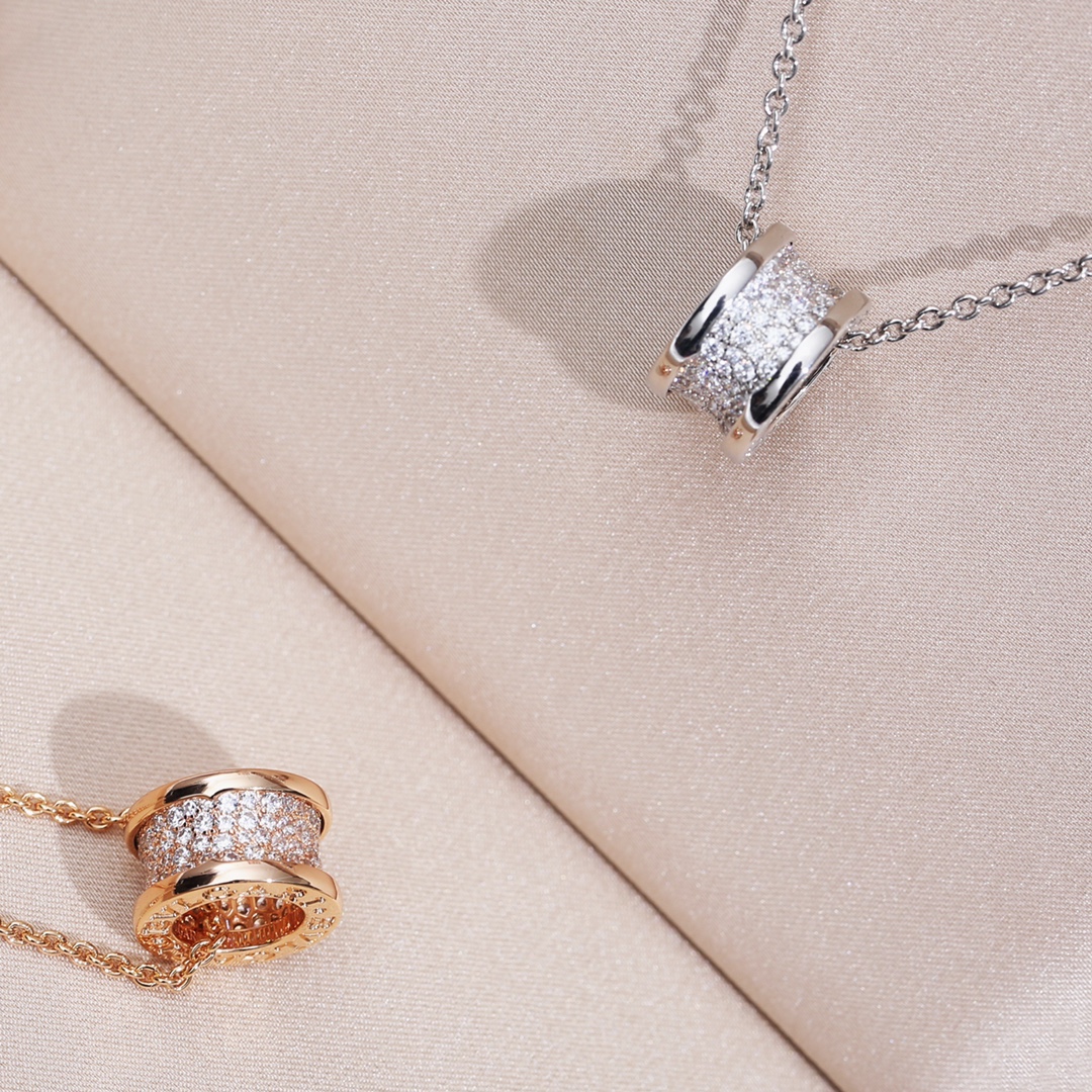 NO:720366,88280 Bvlgari BV Big Waist Necklace, a very textured necklace, when you put it on, you feel instantly elevated by several levels. It is hand-inlaid with high-carbon diamonds, and it is really blingbling~ Compared to the mini waist, it really has a sense of presence, it is too delicate and grand.  In terms of craftsmanship, the large waist is modified to be hand-set with diamonds to ensure the brightness of each diamond and the overall diamond-set is consistent and even. The curvature of the waist is absolutely particular, and cannot be more concave and convex to ensure the proper original craftsmanship. The same V gold material, increased plating thickness, and longer-lasting color retention. The length is about 41-43, Bottega Veneta, necklace, Cartier high-end jewelry1986090988280宝格*丽BV大蛮腰项链,特别有质感的项链,戴上去感觉瞬间提升起来几个level 选用高碳钻手工镶嵌,果然很闪blingbling的～相对于迷你小蛮腰,真的是超级有存在感的,实在太精致太大气了 工艺上,大蛮腰修改为手工镶钻,保证了每一颗钻的亮度,整体镶钻一致均匀.腰身的弧度是绝对讲究的,不可以多一分凹凸,保证到恰当的原版工艺,一致Ｖ金材质,增加电镀厚度,保色更持久长度约41-43,,bottega veneta,necklace,卡迪亚高端饰品,Jewelry
