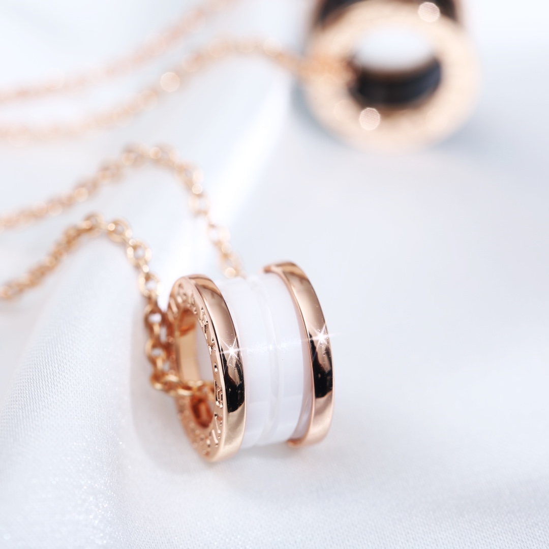 NO:720431,88260, black and white ceramic necklace Z.ERO1 series, classic Bulgari ceramic necklace with rose gold color, all made by CNC engraving machine, perfect craftsmanship, V gold material, size 4*14mm, 38.5~45.5cm length, complete steel stamp details, superb craftsmanship.,, necklace, Cartier high-end jewelry1986090988260,黑白陶瓷项链Z.ERO1系列,经典宝*丽陶瓷项链配玫瑰金色,全部CNC精雕机制作,工艺上完美级,Ｖ金材质,尺寸4*14mm,38.5～45.5cm长度,钢印细节齐全,超赞工艺.,,necklace,卡迪亚高端饰品,Jewelry