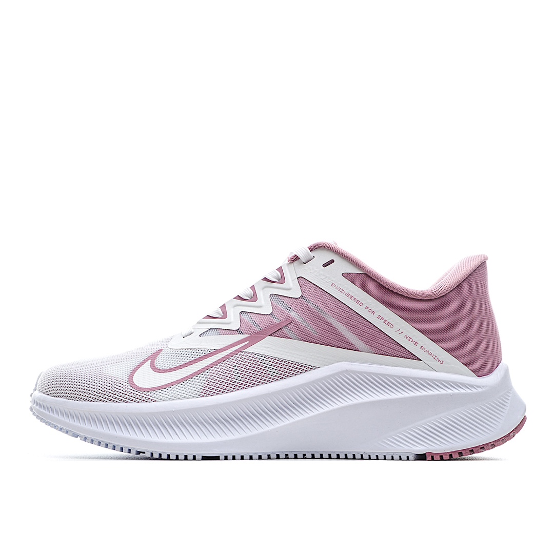 G0 Nike Air Zoom Quest 3 极速3代 时尚休闲跑步鞋 简约高科技设计采用多层材料，为双足带来凉爽感受和稳固体验时尚鞋面搭配中足包覆设计，提供稳固贴合感。一层网眼布材质，在跑步期间为你带来轻盈透气性能。同时展现利落外观。加高叠层设计，为每一步带来柔软缓震性能。具备出色抓地力与耐穿着性。舒适感出众