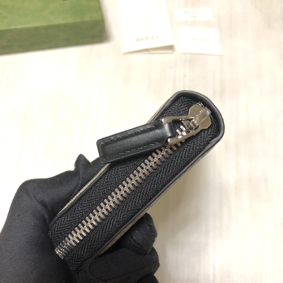 全拉链式皮夹，采用GG Supreme高级人造帆布精制而成，配以Gucci压印皮革细节。款号：。尺寸：1