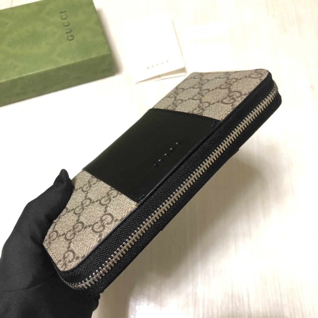 全拉链式皮夹，采用GG Supreme高级人造帆布精制而成，配以Gucci压印皮革细节。款号：。尺寸：1