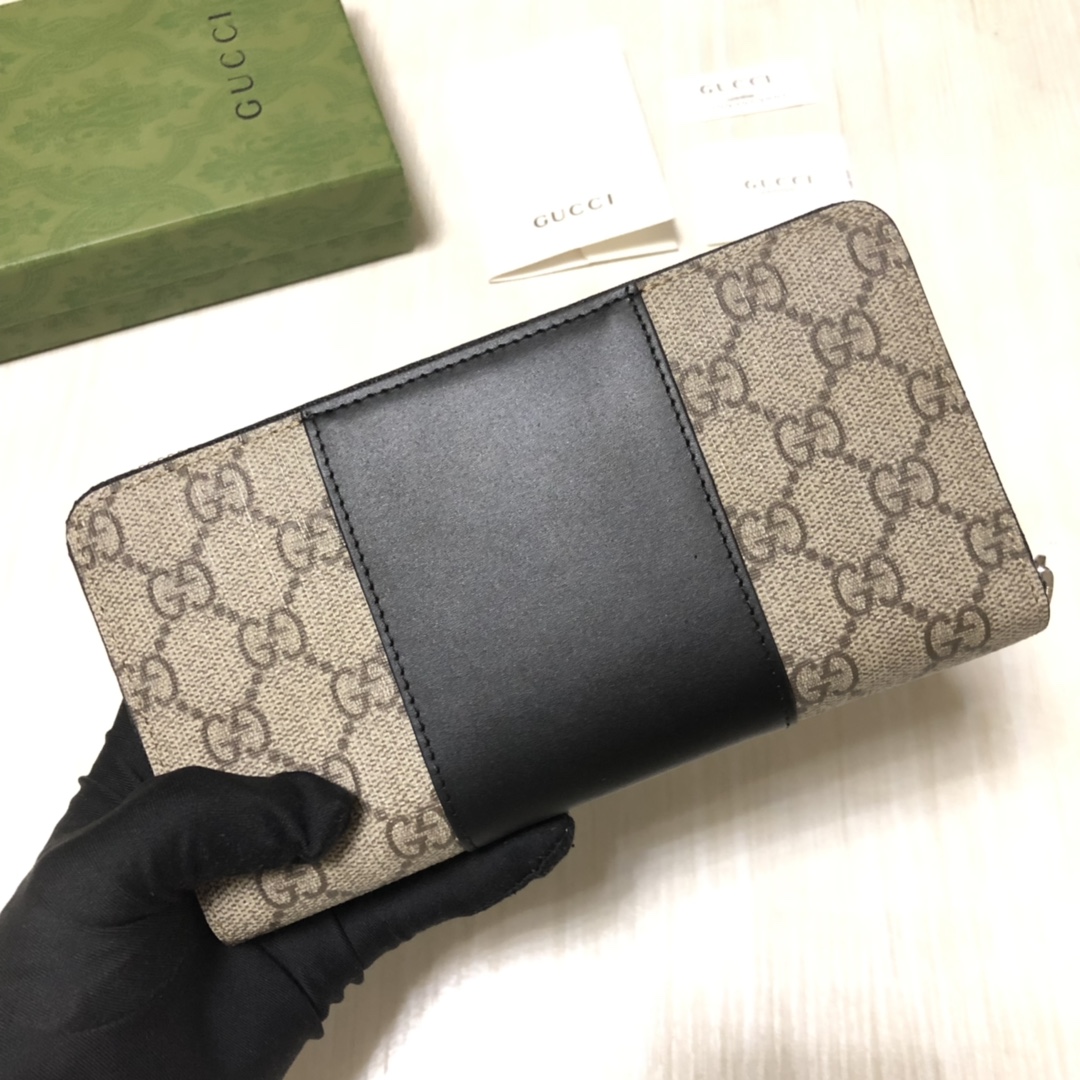 全拉链式皮夹，采用GG Supreme高级人造帆布精制而成，配以Gucci压印皮革细节。款号：。尺寸：1