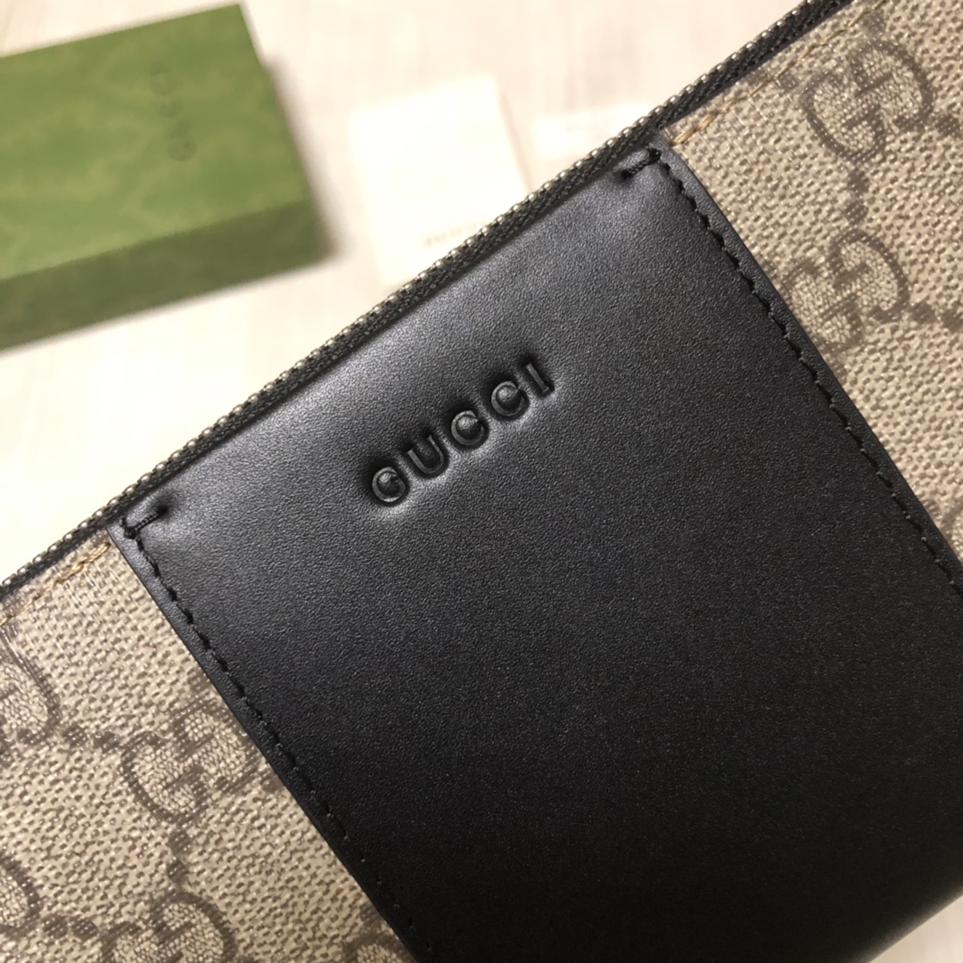 全拉链式皮夹，采用GG Supreme高级人造帆布精制而成，配以Gucci压印皮革细节。款号：。尺寸：1