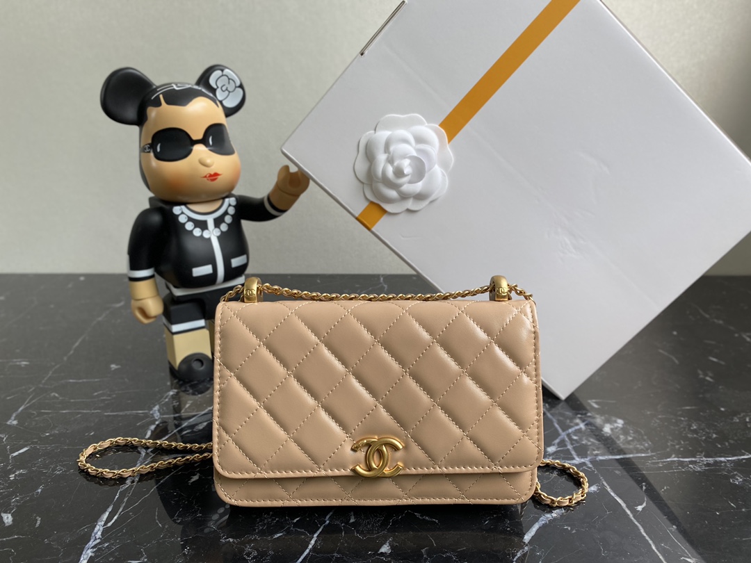 Original Chanel early autumn high-end handmade workshop series. Double bead gold ball WOC. Smooth cowhide is much more durable than lambskin. The