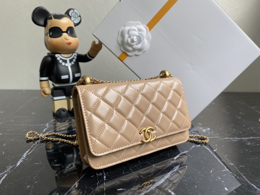 Original Chanel early autumn high-end handmade workshop series. Double bead gold ball WOC. Smooth cowhide is much more durable than lambskin. The