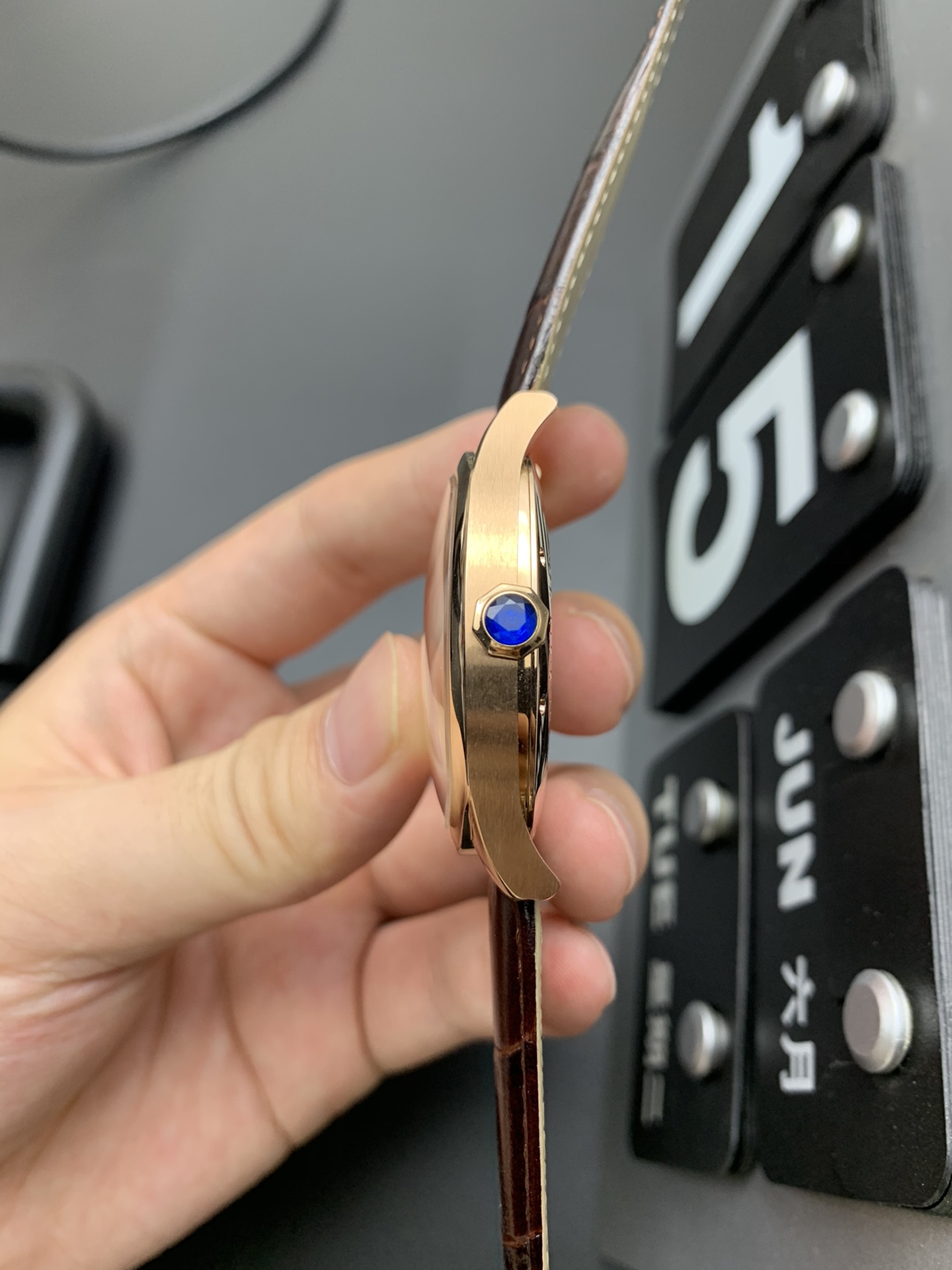 Burberry BBR 卡地亚陀飞轮