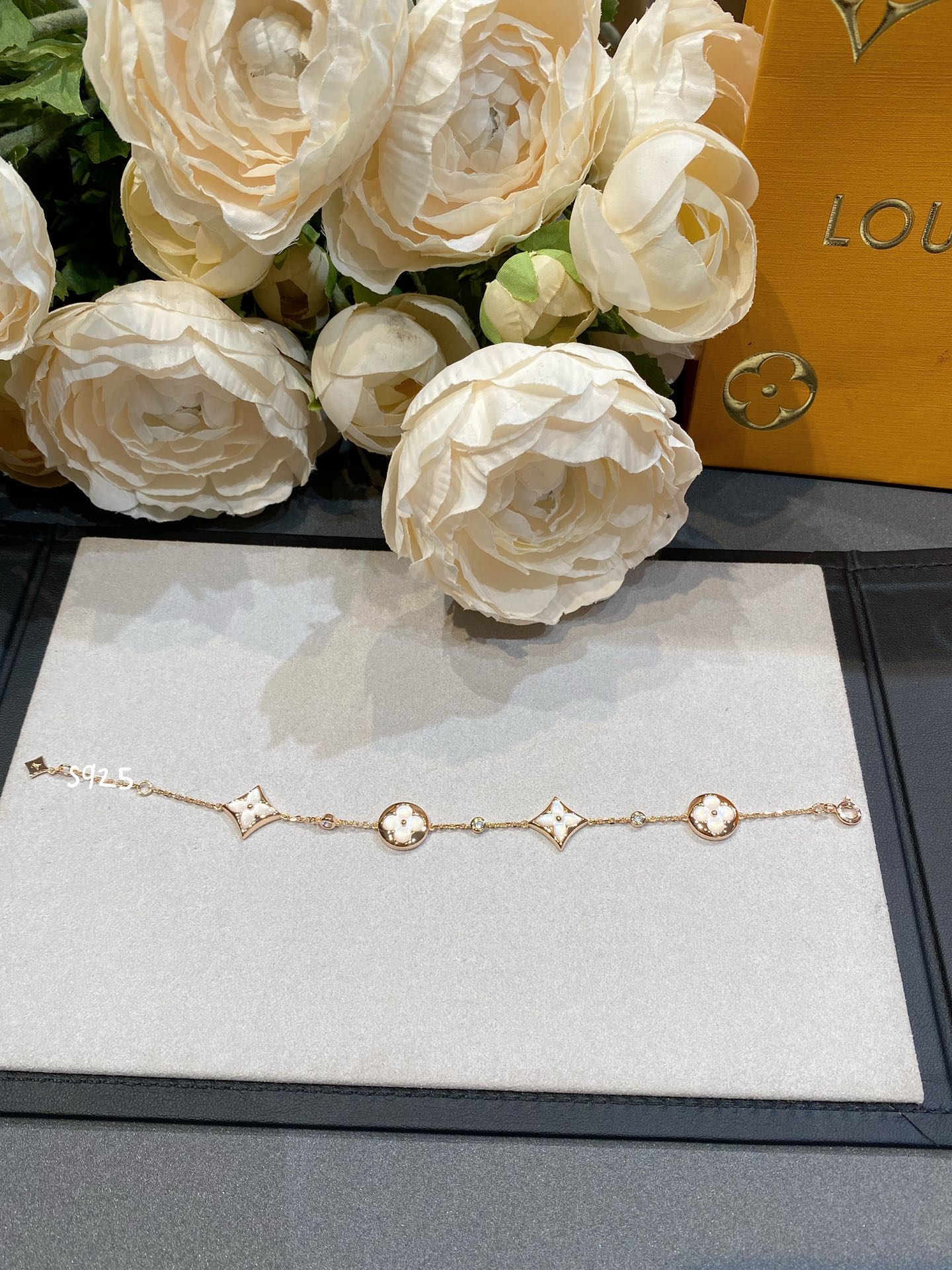 NO:631391,New style, classic L* presbyopia four-flower bracelet, a classic model that you can’t miss in Taixianla. The beautiful flowers bloom brightly with rose gold light on the white mother-of-pearl. The flowers are polished by hand. The uneven craftsmanship takes several months. Replenishment  The connection between the very slow metal and the mother-of-pearl is very smooth. The one-to-one matching process and mirror polishing make the whole piece as shiny as a light bulb. The lettering is not laser lettering, but CNC machine-engraved lettering. The real thing is like a natural mother-of-pearl with the texture of real gold;  Specification 15.5-17.5 adjustment, 88300,,bracelet,Cardia high-end jewelry19860909新款,经典L*老花四花手链,太仙啦不能错过的一个经典款,美丽的花朵在白色珍珠母贝上绽放璀璨的玫瑰金光芒,花朵均为手工打磨,凹凸有致的工艺需要数月之久,补货非常慢金属与贝母衔接的非常流畅,一对一配拖工艺,加上镜面抛光,整体宛如灯泡一样富有光泽刻字不是激光字印,全是CNC机雕刻字印,实物宛如真金质感天然珍珠母贝； 规格15.5-17.5调节,88300,,bracelet,卡迪亚高端饰品,Jewelry