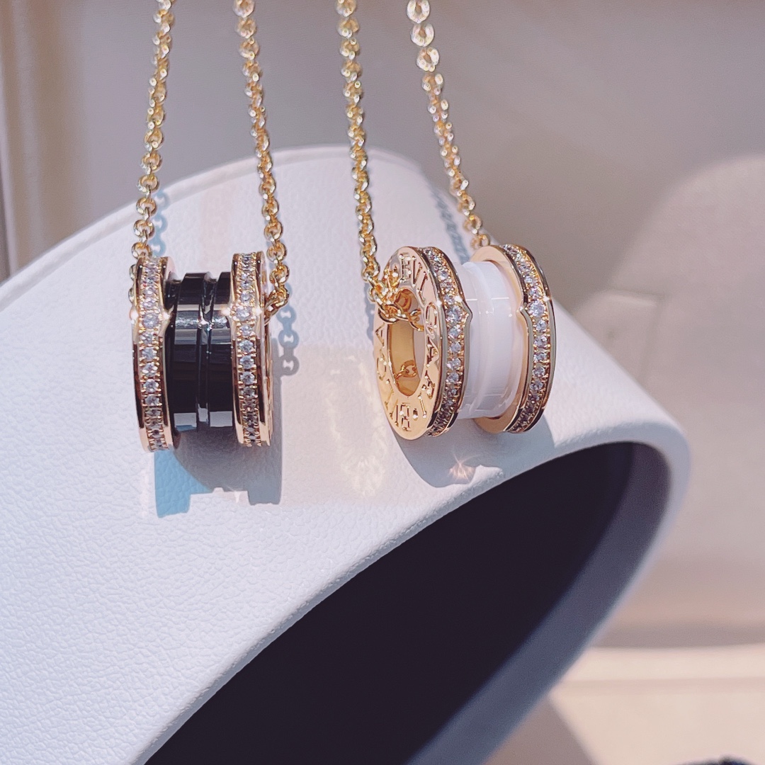 NO:720434,88280, B Baojia’s classic diamond-encrusted ceramic necklace, B.zero series. Needless to say, its classicness. The popular spring design makes the upper body very noble!  The side cover is hand-set with diamonds, adding an extra touch. The revised version of the ceramic necklace is CNC carved, and the specially customized ceramic embryo completely replicates the Z model, which is full of thickness. The thickness of the electroplating is increased, and the process is further improved. The material is still V gold, the size of the pendant is 9*14mm, and the chain length is 38.5~46.5cm, completely original specifications.,,necklace, Cartier high-end jewelry1986090988280,B宝家经典镶钻陶瓷项链,B.zero系列,它的经典程度无需多言,万众青睐的弹簧设计,上身非常高贵气质！边盖手工镶钻工艺,增加添一份另类. 修订版陶瓷项链CNC精雕,特别定制的陶瓷胚完全复刻Z模型,厚重感十足.增加电镀厚度,工艺更进一步,材质依旧V金,尺寸规格吊坠9*14mm,链条长度38.5～46.5cm,完全原版规格.,,necklace,卡迪亚高端饰品,Jewelry