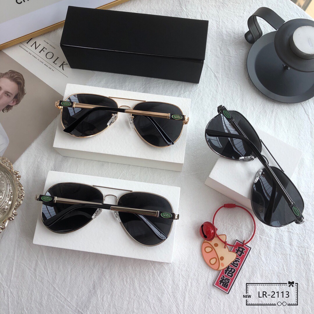 路虎 Range Rover 宝丽来树脂偏光镜片 精钢镜架 轻便佩戴舒适 Size 62 15 143 21新款 高品质精钢偏光镜 描述 高品质超轻精钢 霸气十足 个性时尚潮流 100 防紫外线 更好的保护你的双眼 开车更好用哦 来一款和你爱车搭配吧 Model 2113