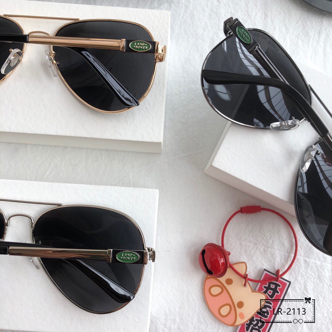 路虎 Range Rover 宝丽来树脂偏光镜片 精钢镜架 轻便佩戴舒适 Size 62 15 143 21新款 高品质精钢偏光镜 描述 高品质超轻精钢 霸气十足 个性时尚潮流 100 防紫外线 更好的保护你的双眼 开车更好用哦 来一款和你爱车搭配吧 Model 2113