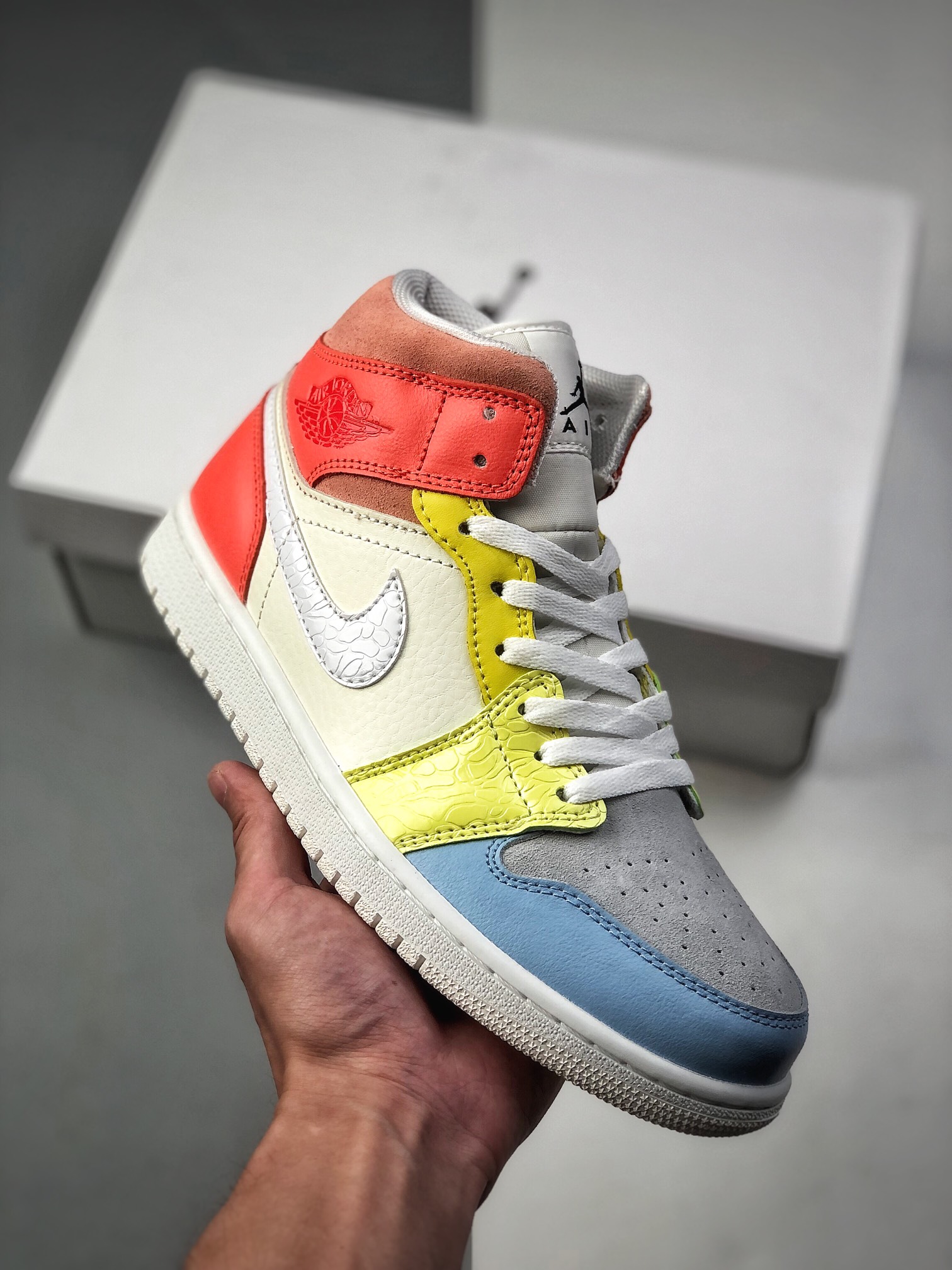 Air Jordan 1 Mid "To My First Coach" 拼接彩色 Air Jordan 1 推出全新系列主题：To My First Coach，意在向每位教练致敬。整双鞋通体采用皮革材质打造，鞋身各处分别以橙色、黄色、…