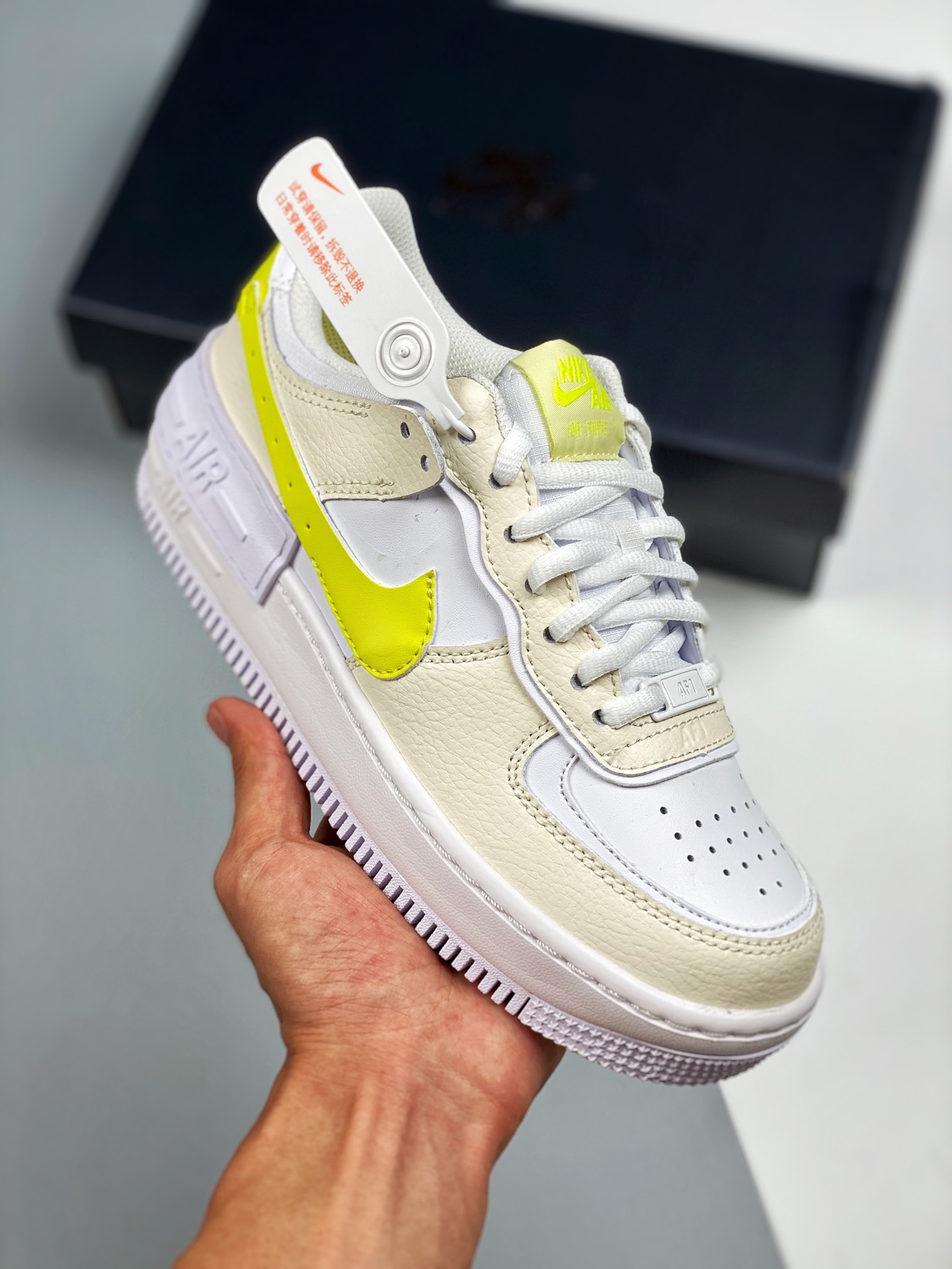 Air Force 1 Shadow beige y amarillo, zapatilla casual de caña baja con aumento de altura ligero, "empalme de macarrones…