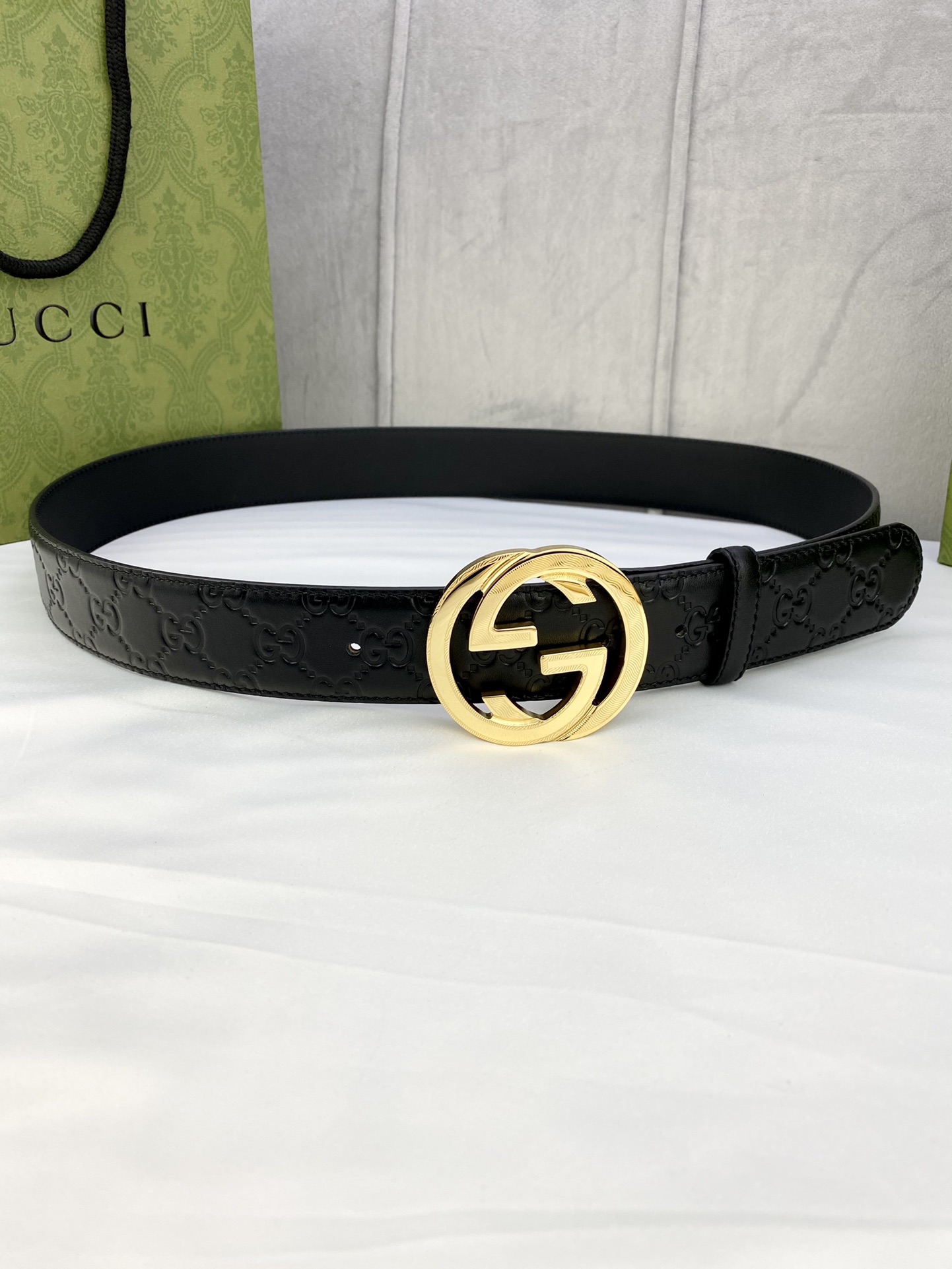 原单 宽度4.0 gucci互扣式双G带钢扣腰带，采用光滑原版小牛皮热压印技术的Gucci Signature皮革精制而成，触感厚实，印花图案清晰分明。