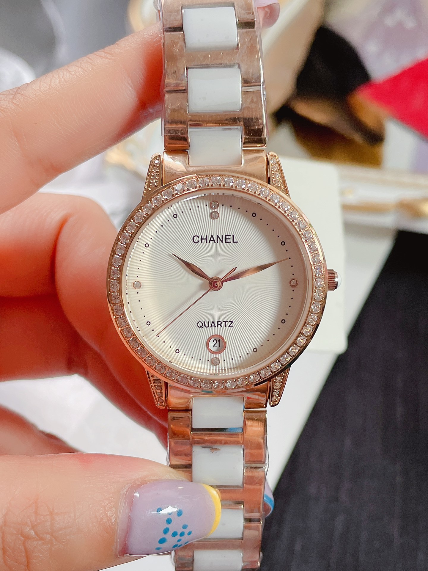 💰白280金300  香奈儿⌚️新款.颜值气质单品优雅唯美.316精钢壳套手工全镶嵌施华洛水晶钻，独具一格，美不可言另有光圈更彰显个性采用珍藏版深海贝母表盘，更显珍贵进口石英机芯，搭配时下最in最火的陶瓷间全钢表带。璀璨时符恒久夺目尺寸32mm*8mm