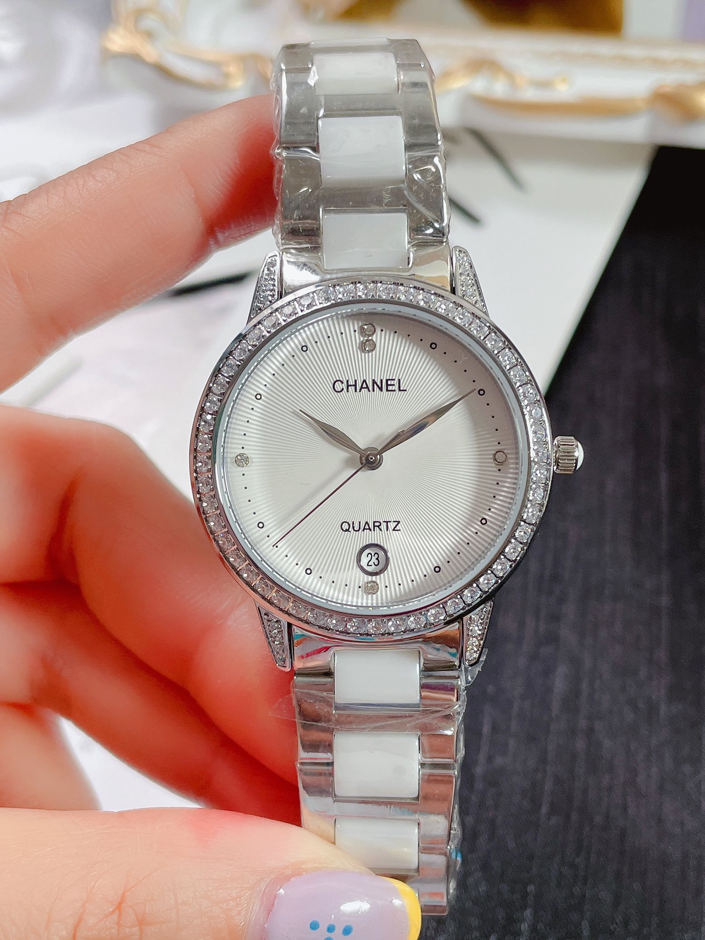 💰白280金300  香奈儿⌚️新款.颜值气质单品优雅唯美.316精钢壳套手工全镶嵌施华洛水晶钻，独具一格，美不可言另有光圈更彰显个性采用珍藏版深海贝母表盘，更显珍贵进口石英机芯，搭配时下最in最火的陶瓷间全钢表带。璀璨时符恒久夺目尺寸32mm*8mm