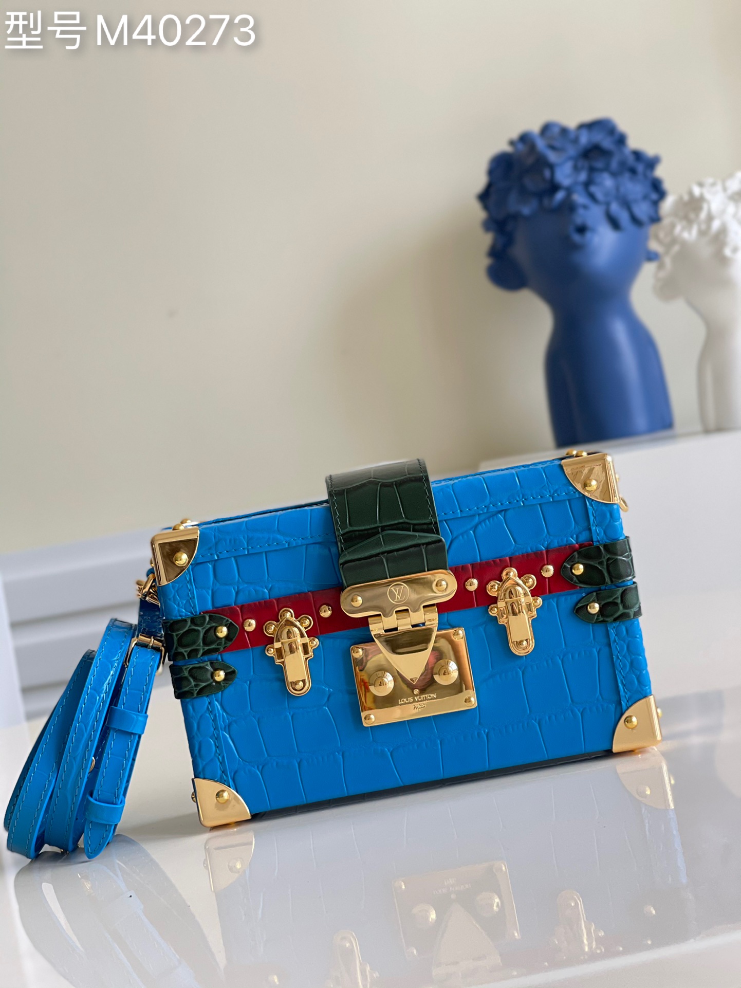 NO:397080,[Exclusive real photo M57827 colorful crocodile pattern] M40273 Gold pure steel box BOX box PETITE MALLE Fashion show style Brand new European and American retro style Small square box design Full metal texture Elegant and generous Modern modern Not only can carry small items, but also a fine decoration product Small figure Lightweight The design of the portable and long shoulder straps is flexible and versatile, and can easily accommodate smartphones Credit cards and keys Pure steel accessories size19*5*11.5cm v.,LV [original leather],louis vuitton19860909【独家实拍M57827七彩鳄鱼纹】M40273 金色纯钢盒子BOX盒子 PETITE MALLE 时装走秀款 全新欧美复古风 小巧方盒设计 金属质感十足 优雅大方 摩登现代 不单可以携带随身小物品 更是装饰精品 身材小巧轻盈 手提和长肩带的设计灵活多变 能轻松地容纳智能手机 信用卡和钥匙 纯精钢配件 size19*5*11.5cm v.,LV【原厂皮】,louis vuitton,Bag