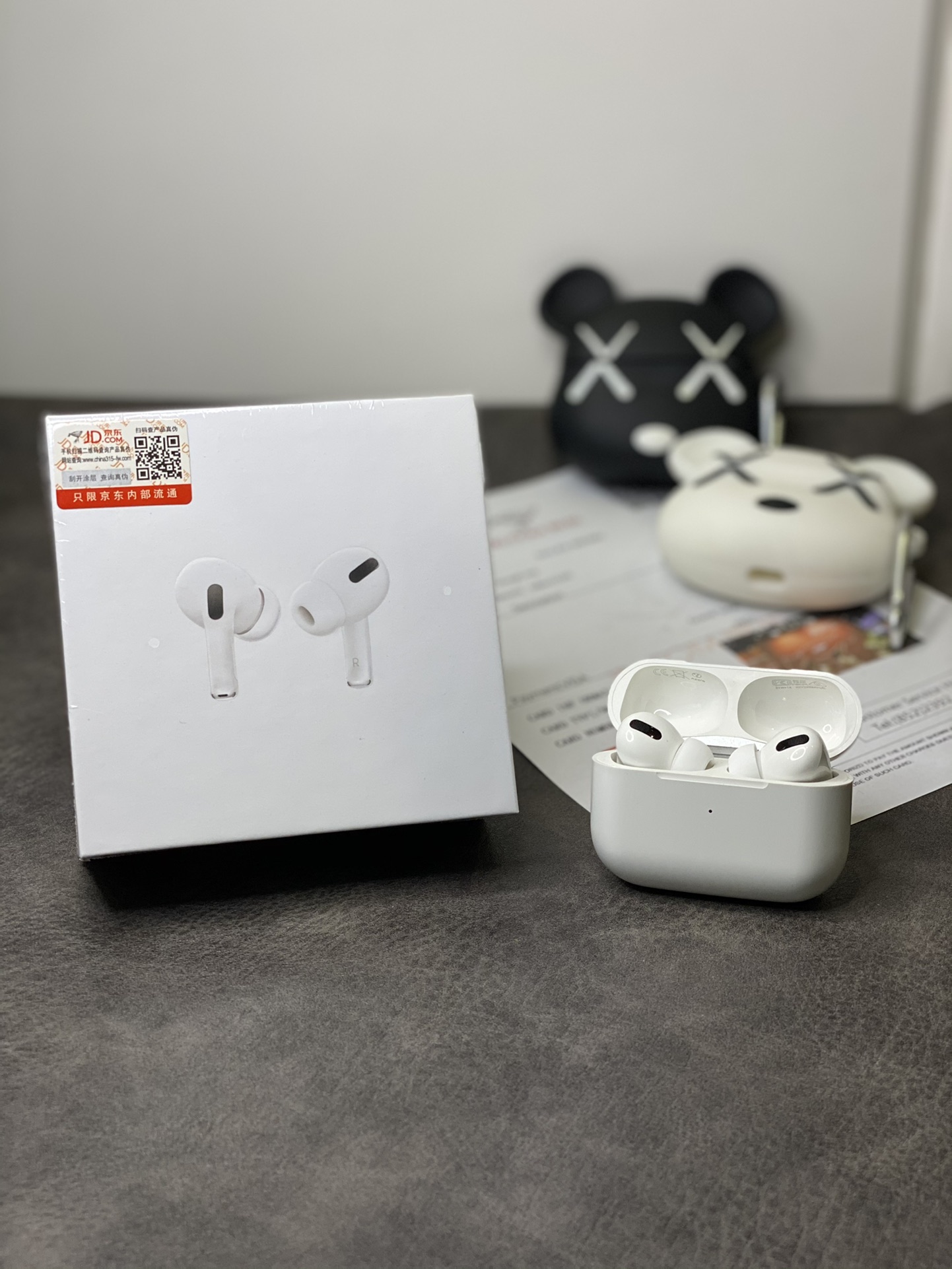 本地放💰100 利润自己加 苹果AirPodsPro三代耳机 独家原版私模 代购级芯片京东A版 开盖自动弹窗 可自定义名字 查找定位 全新消音按键 高度还原ZP质感 官方一致包装 五码合一 序列号支持查询 高端300mA电池 续航时间可达4小时 连接后可在关于本机查看序列号 官网可验证! 出厂前二次质检 全新优化升级 亲测售后率不到1% 赠送全套京东配件 保护壳 专用发货纸箱 外观不磨损可退换 保修三个月!