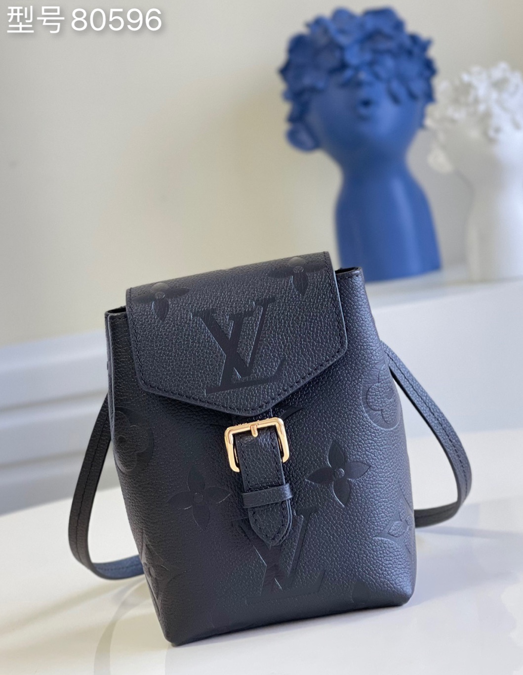 NO:397113,【Exclusive real photo M80596 black】A new Tiny backpack in summer By The Pool accessories, leather goods and ready-to-wear series is launched. The pocket configuration can accommodate mobile phones and other needs, and the zippered back pocket can store cards. The removable and adjustable shoulder straps enable multiple carrying methods. Size 13 x 19 x 8 cm j.,LV [original leather],louis vuitton19860909【独家实拍M80596黑色】 夏季 By The Pool 配饰、皮具和成衣系列全新推出 Tiny 双肩包.袖珍构型可容纳手机等随行所需,拉链后袋可存放卡片.可拆卸并调节的肩带实现多种背携方式.尺寸13 x 19 x 8 厘米 j.,LV【原厂皮】,louis vuitton,Bag