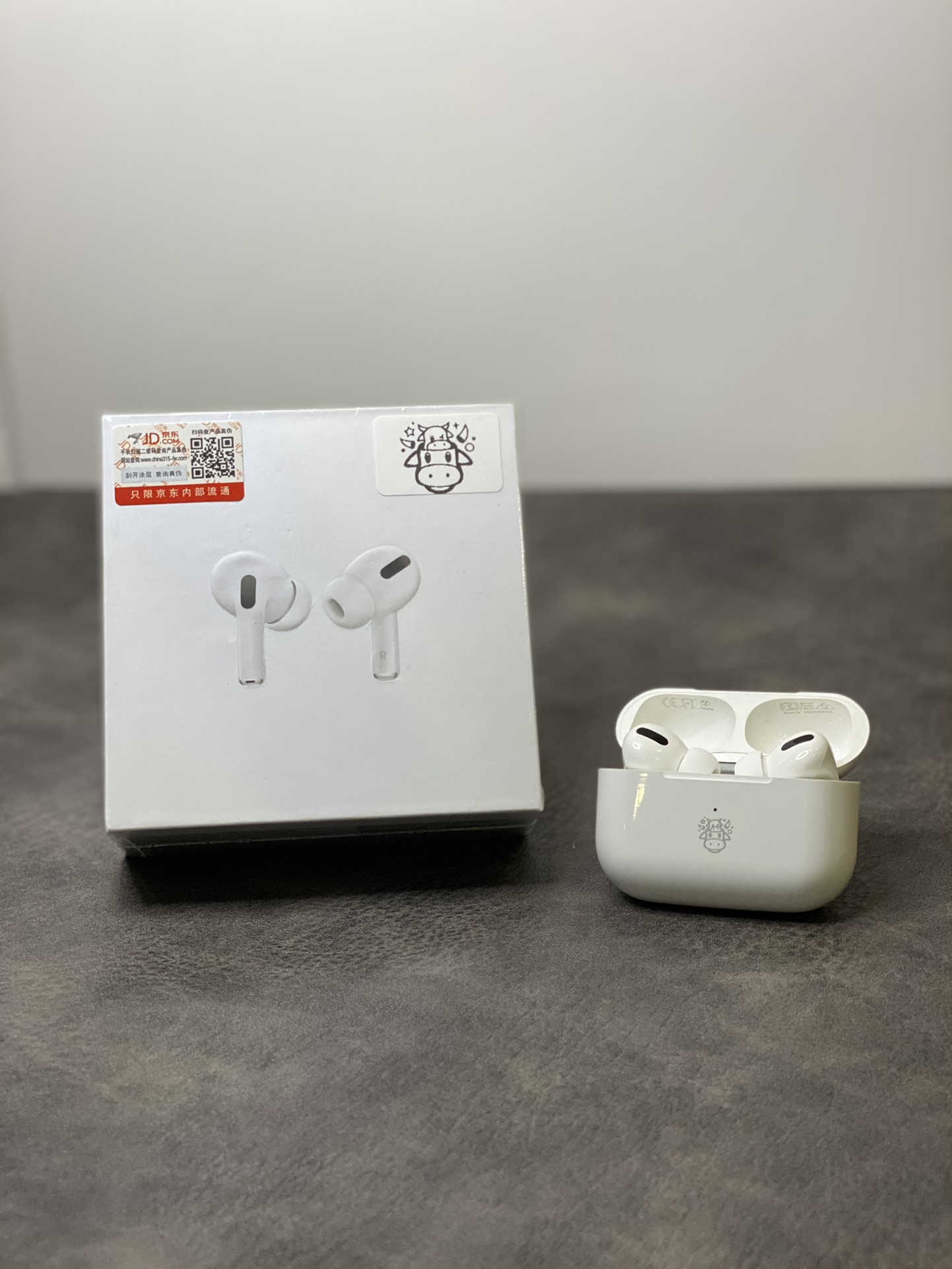 本地放💰100 利润自己加
牛年限定🐮苹果AirPodsPro三代耳机
官方限量发售版本 充电仓激光雕刻牛头logo
开盖自动弹窗连接 真实电量显示 不跳电!!!
带空间音频功能 通透降噪效果可自由切换!
序列号官网可查 机身带序列号 全部对应
原厂黑网罩+开孔降噪网 重量同步正品56g!
音质绝对小钢炮 秒杀千元内级别蓝牙耳机
可以自定义改名跟定位 带IPX4防水功能!
按压切歌操作 三真电量显示 ACC无损解码!
配套四个原装带网耳塞 配件同步正品!
耳机充满可使用4-5小时,电池盒待机72小时!
赠送保护壳 京东防伪标 京东发票 发货纸箱等全套配件!