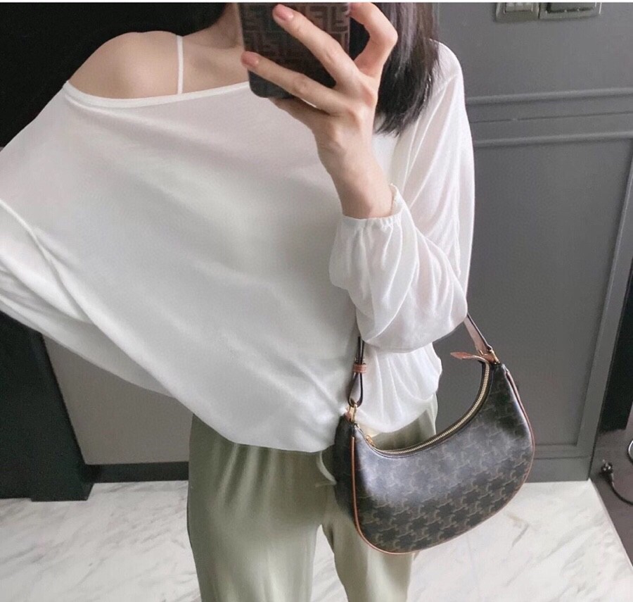Celine Can be worn all year round, even a simple T-shirt and jeans will look good enough