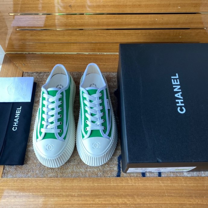 CHANEL canvas sneakers, populair bij influencers en sterren, maken je voeten slanker en benen langer, schattige retro look, canvas, watergeverfd rundsleer
