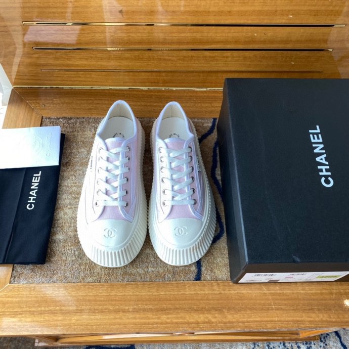 CHANEL canvas sneakers populair bij influencers en sterren, maken je slanker en je benen langer, schattige retro look, canvas, watergeverfd rundsleer